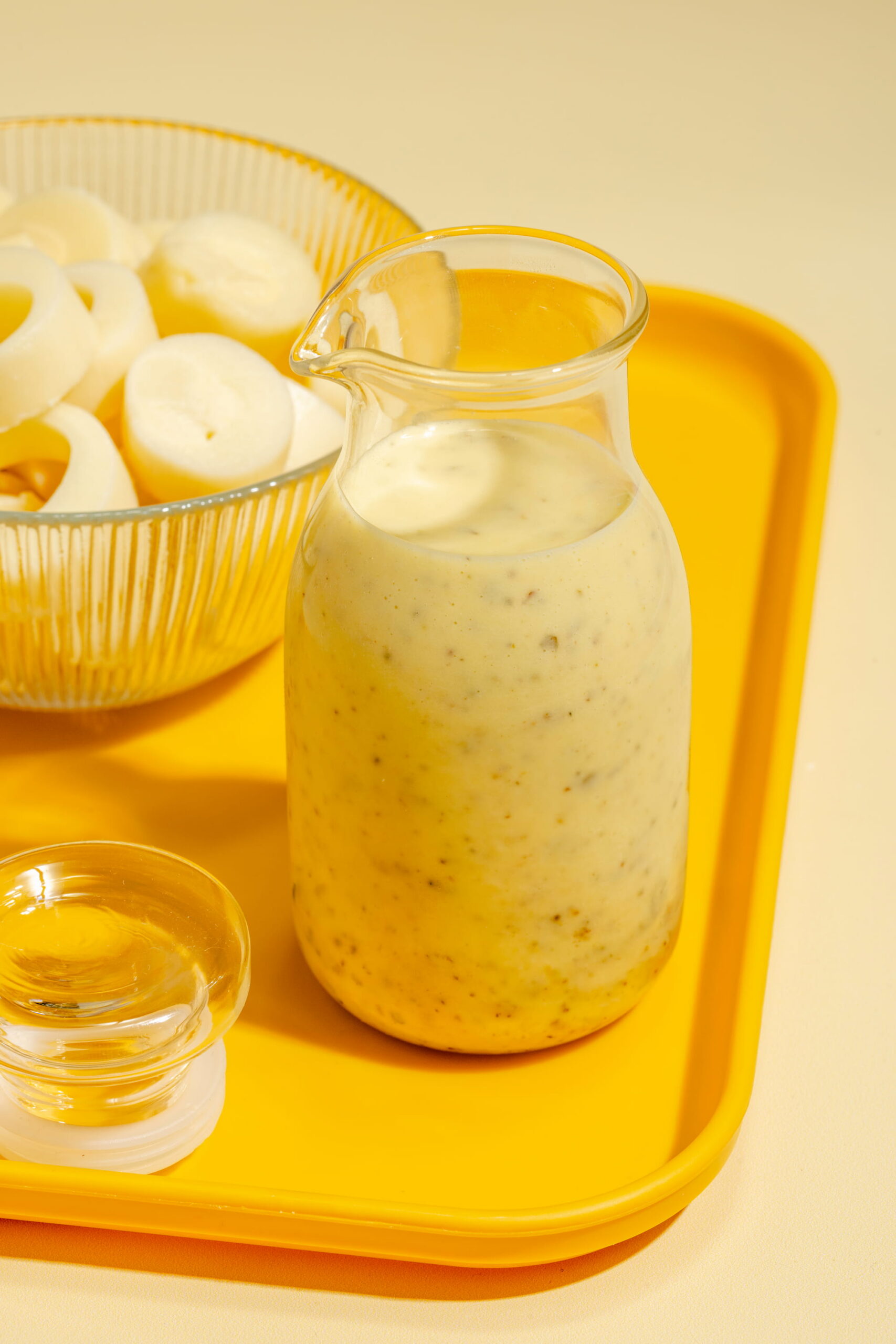 Vinaigrette crémeuse pour coeurs de palmier dans un petit pot en vitre