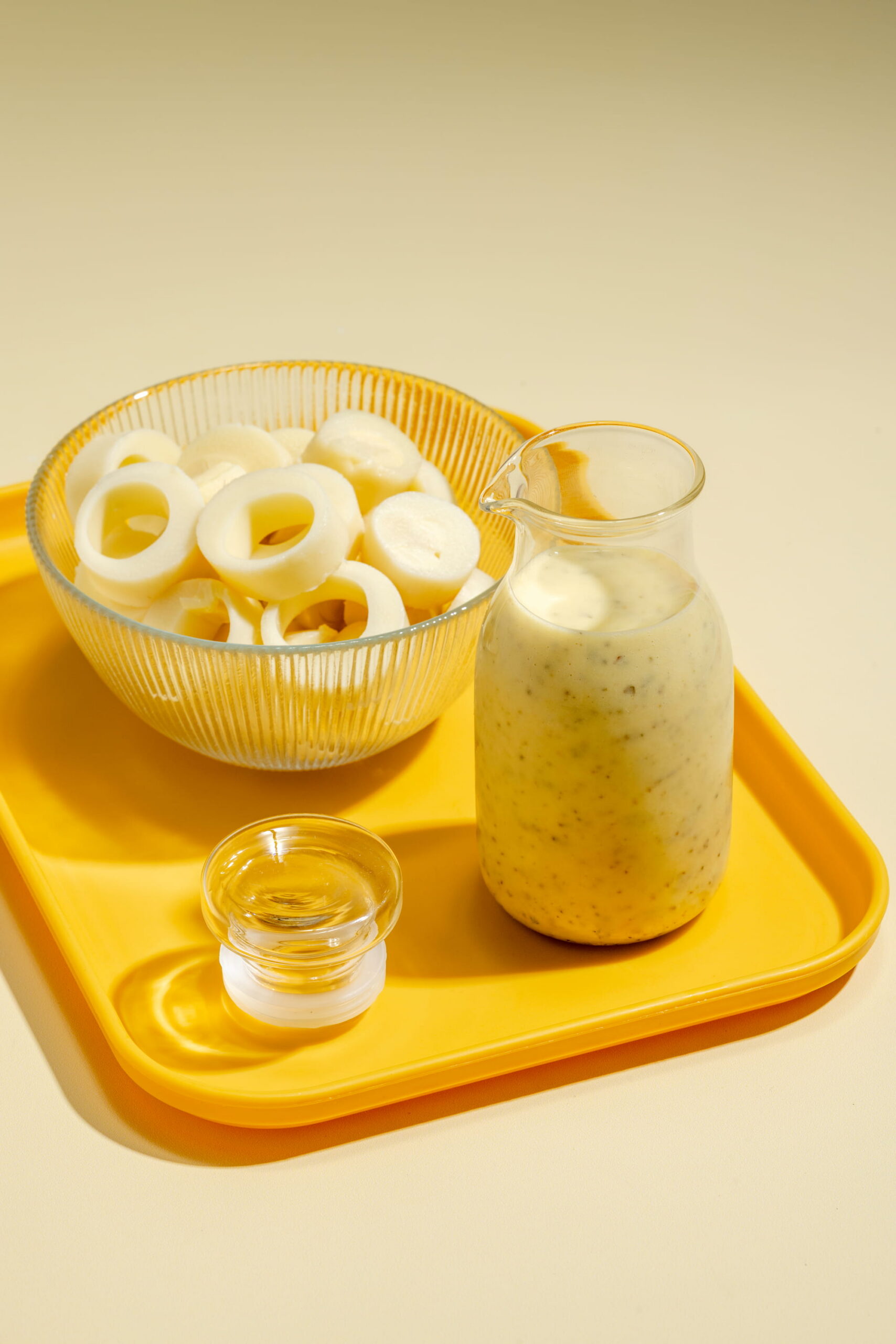 Vinaigrette crémeuse pour coeurs de palmier dans un petit pot en vitre