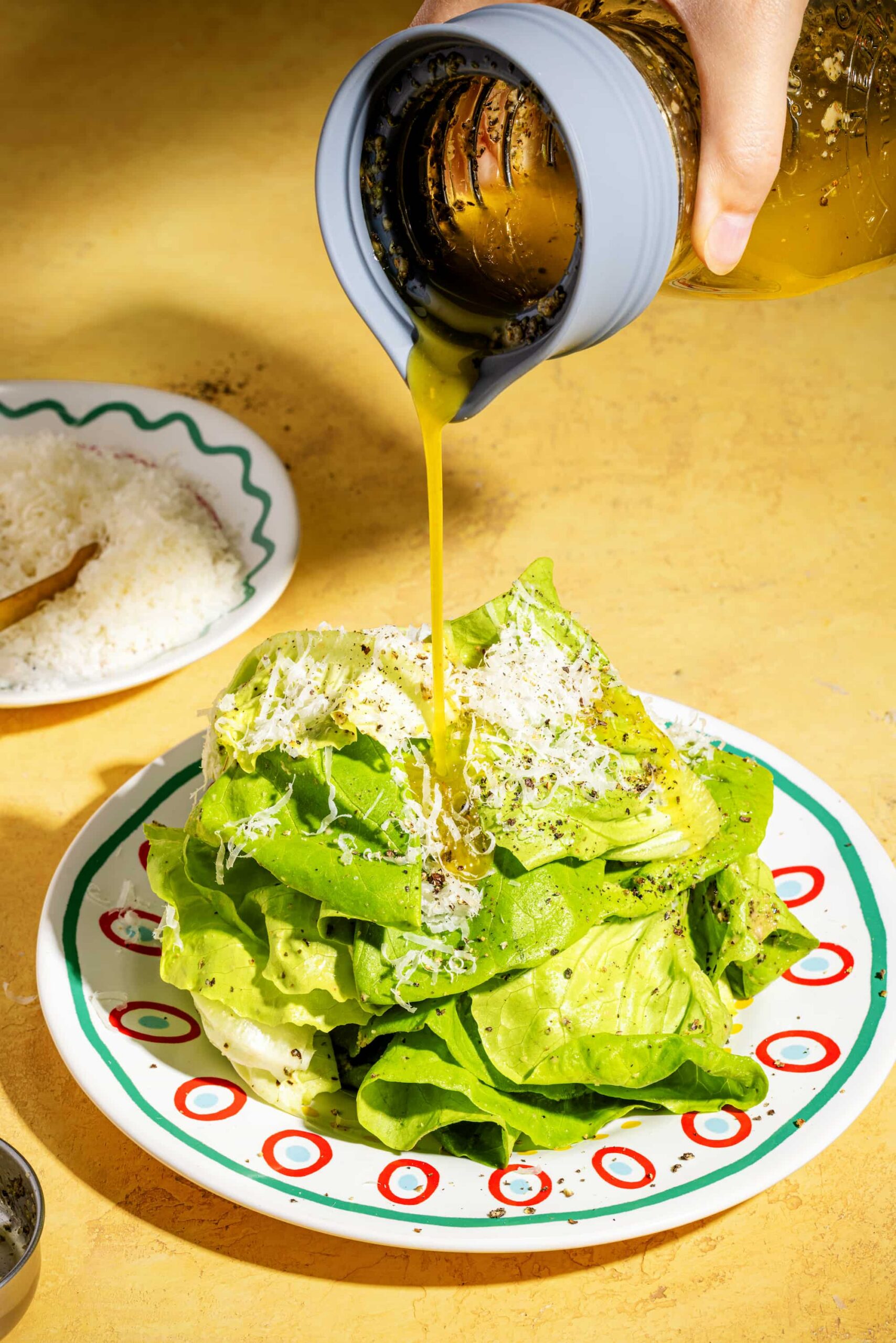 Vinaigrette à la méditerranéenne maison servie dans un pot en verre avec fines herbes