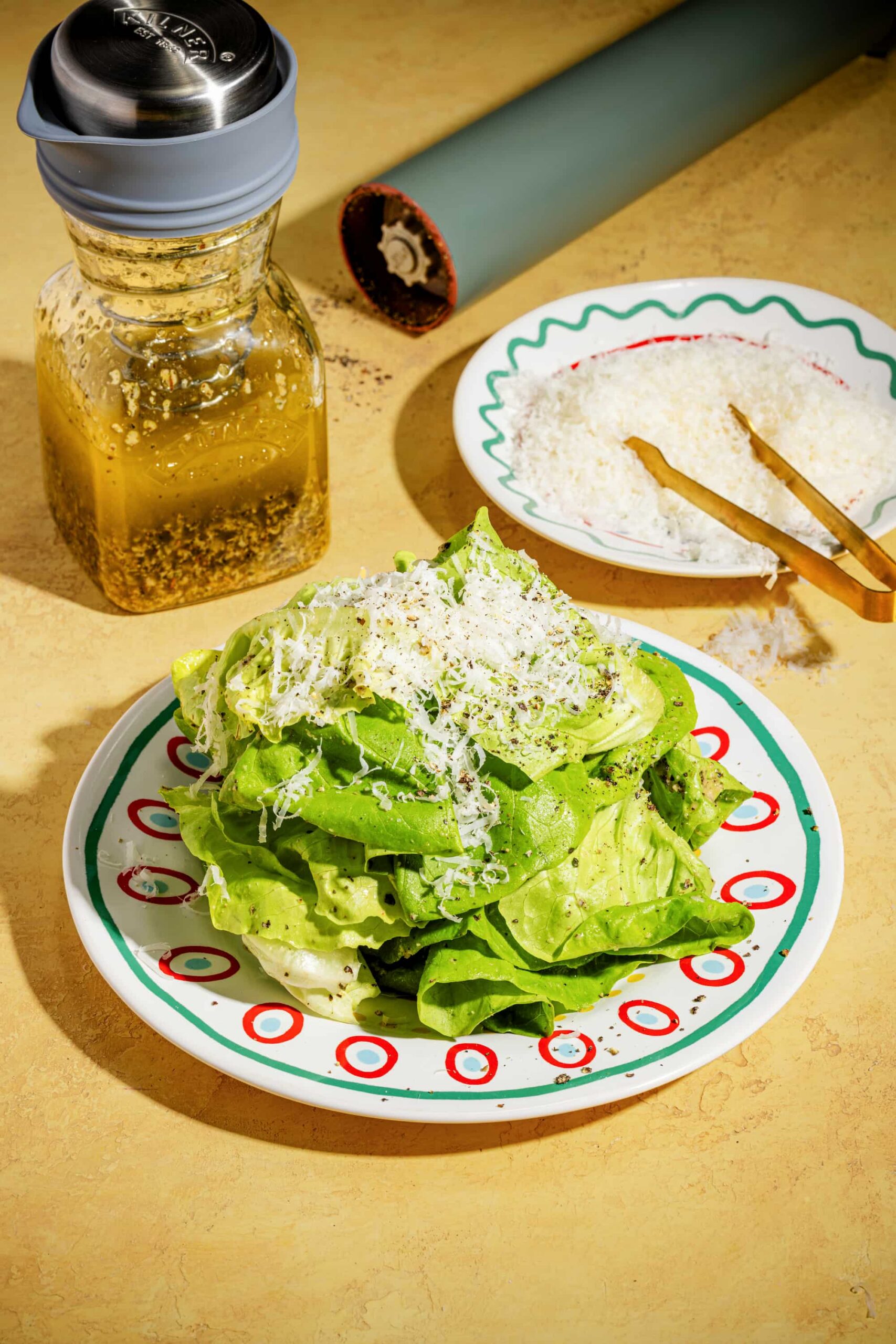 Vinaigrette à la méditerranéenne maison servie dans un pot en verre avec fines herbes