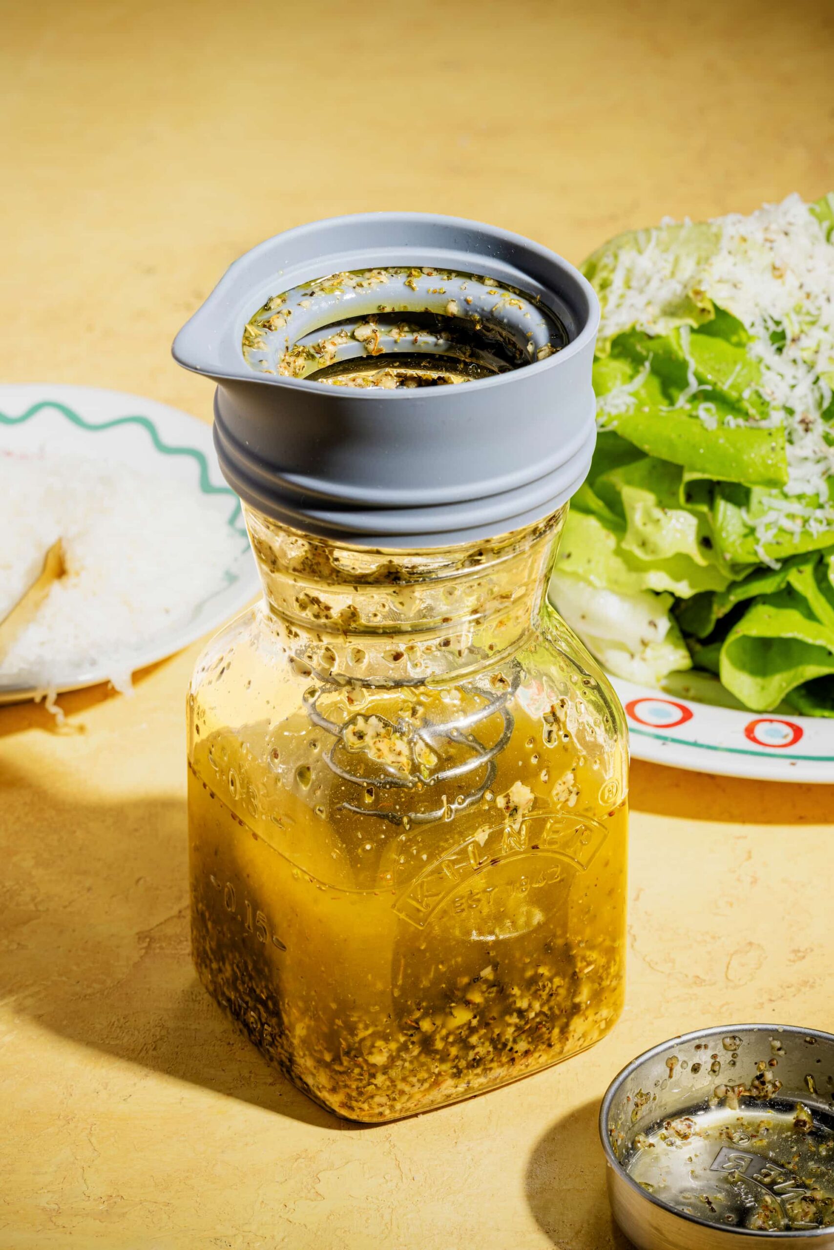 Vinaigrette à la méditerranéenne maison servie dans un pot en verre avec fines herbes