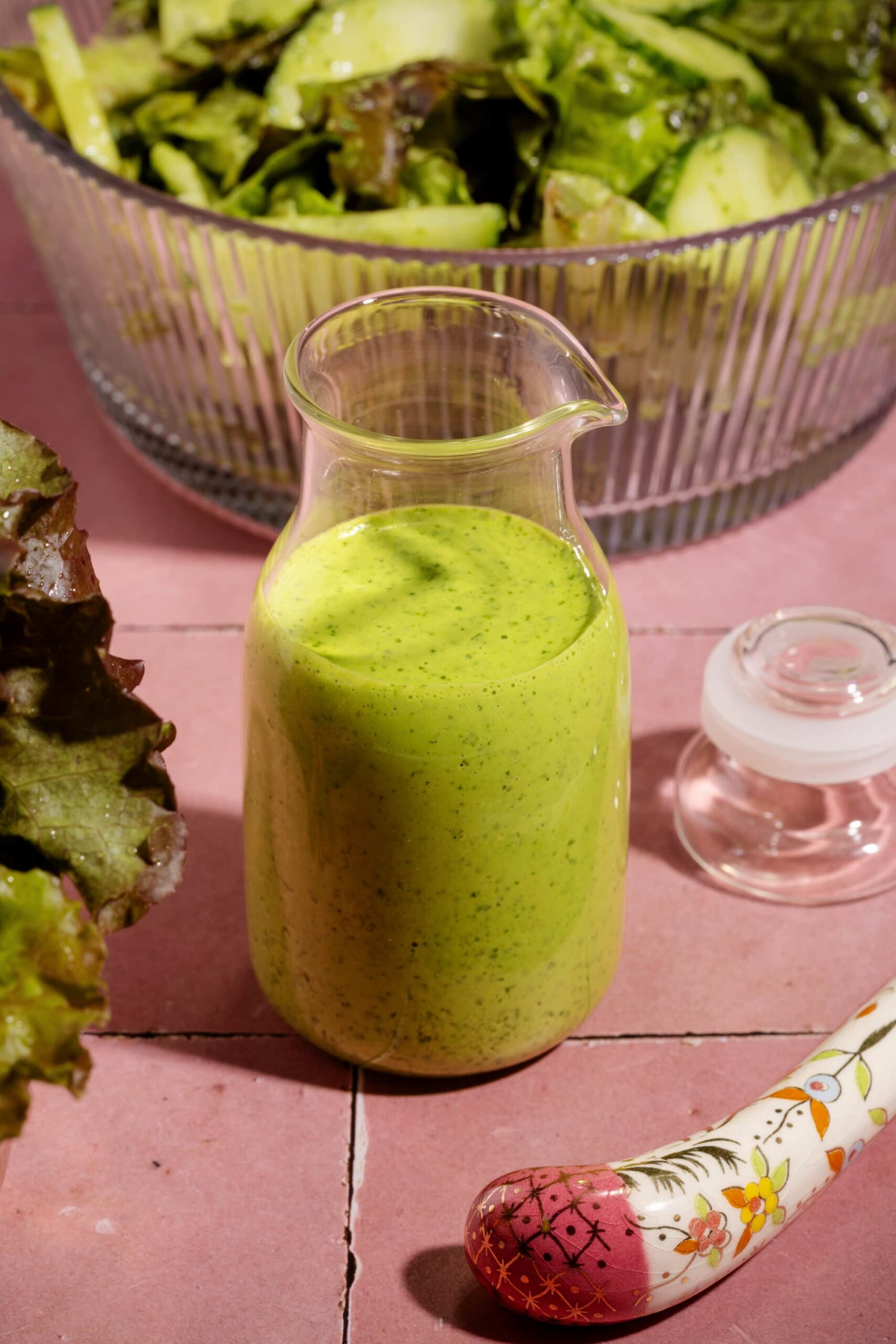 Vinaigrette crémeuse aux fines herbes fraîches servie dans un pot en verre