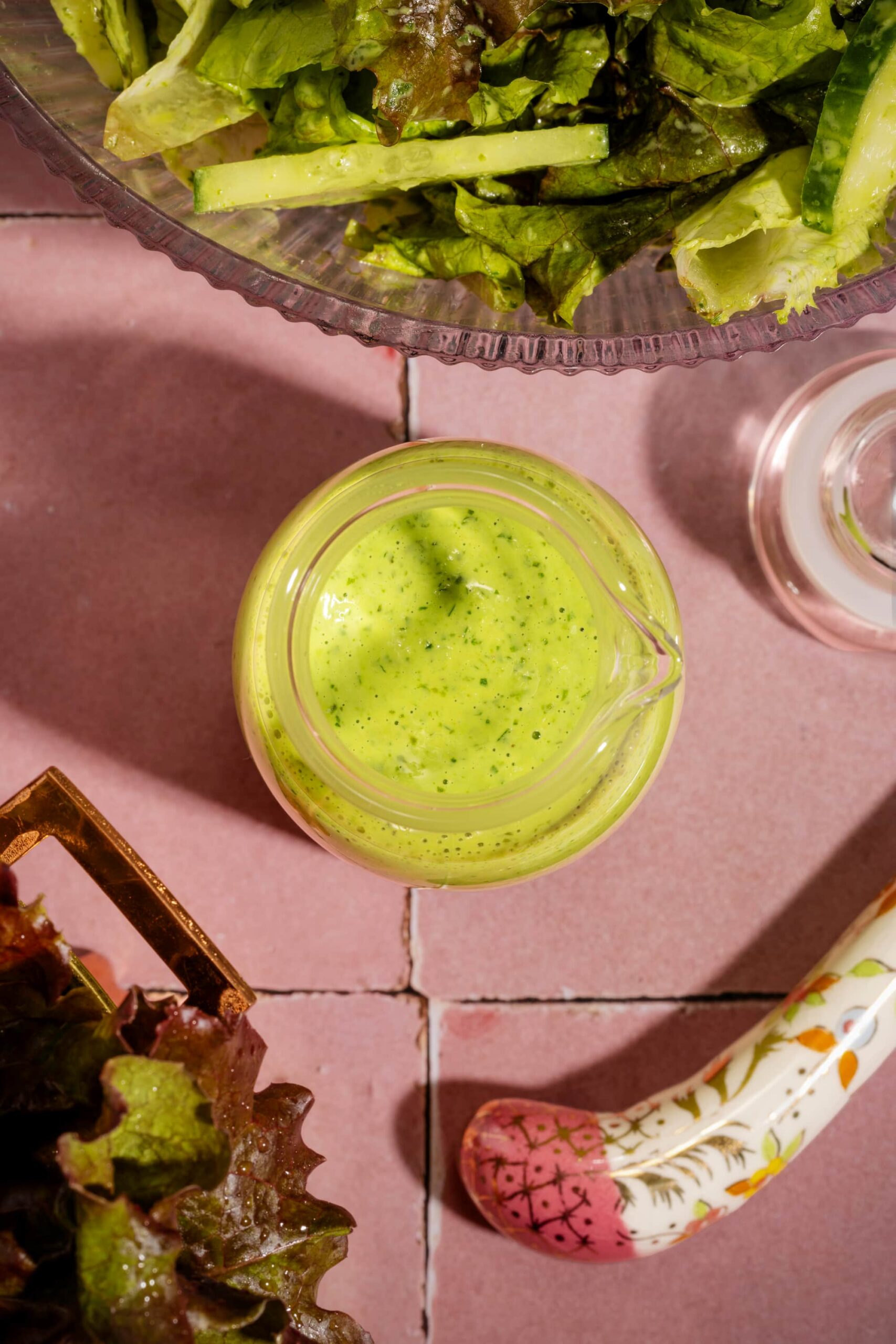 Vinaigrette crémeuse aux fines herbes fraîches servie dans un pot en verre