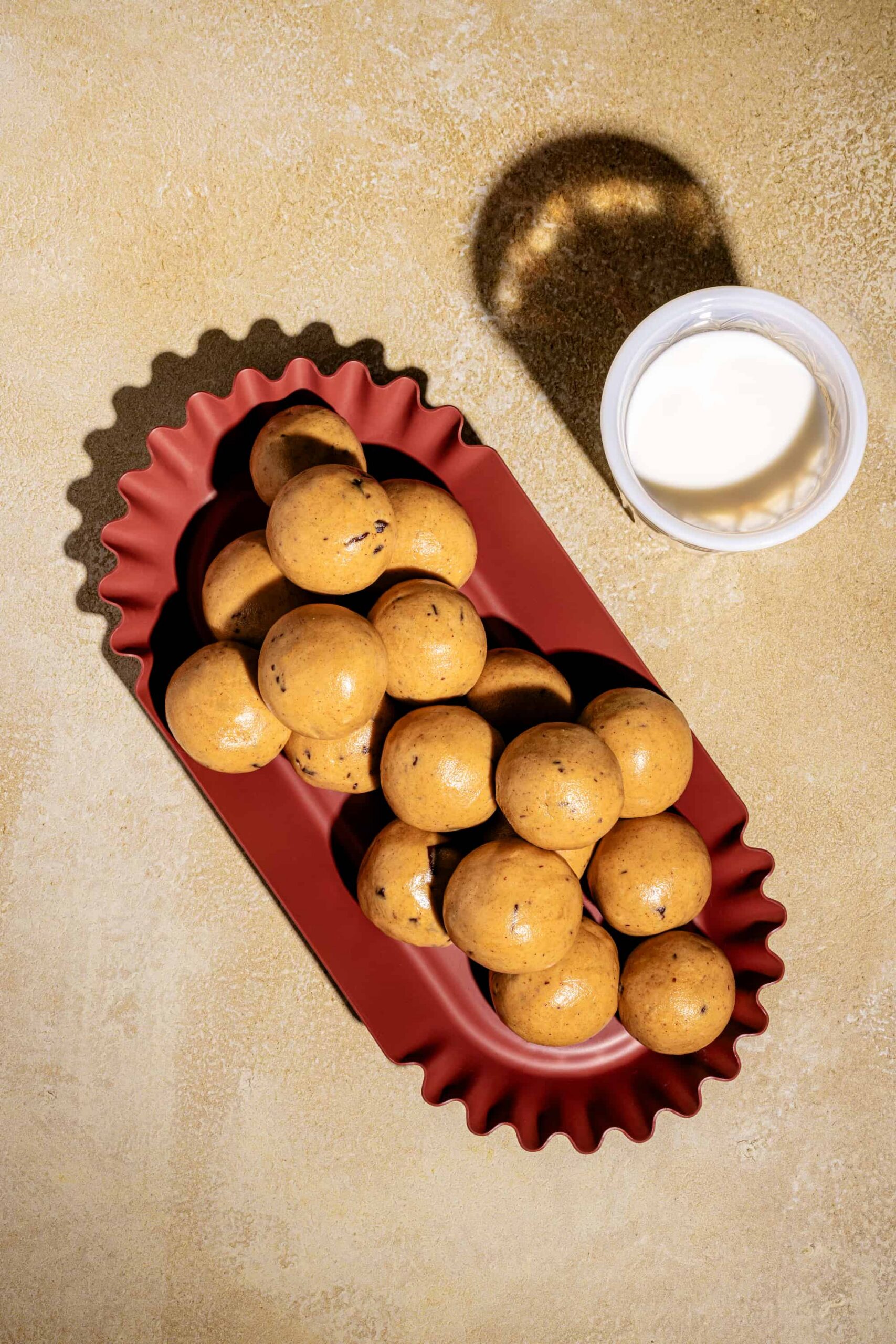 Boules protéinées au beurre d'arachide et chocolat sur assiette avec sel de mer