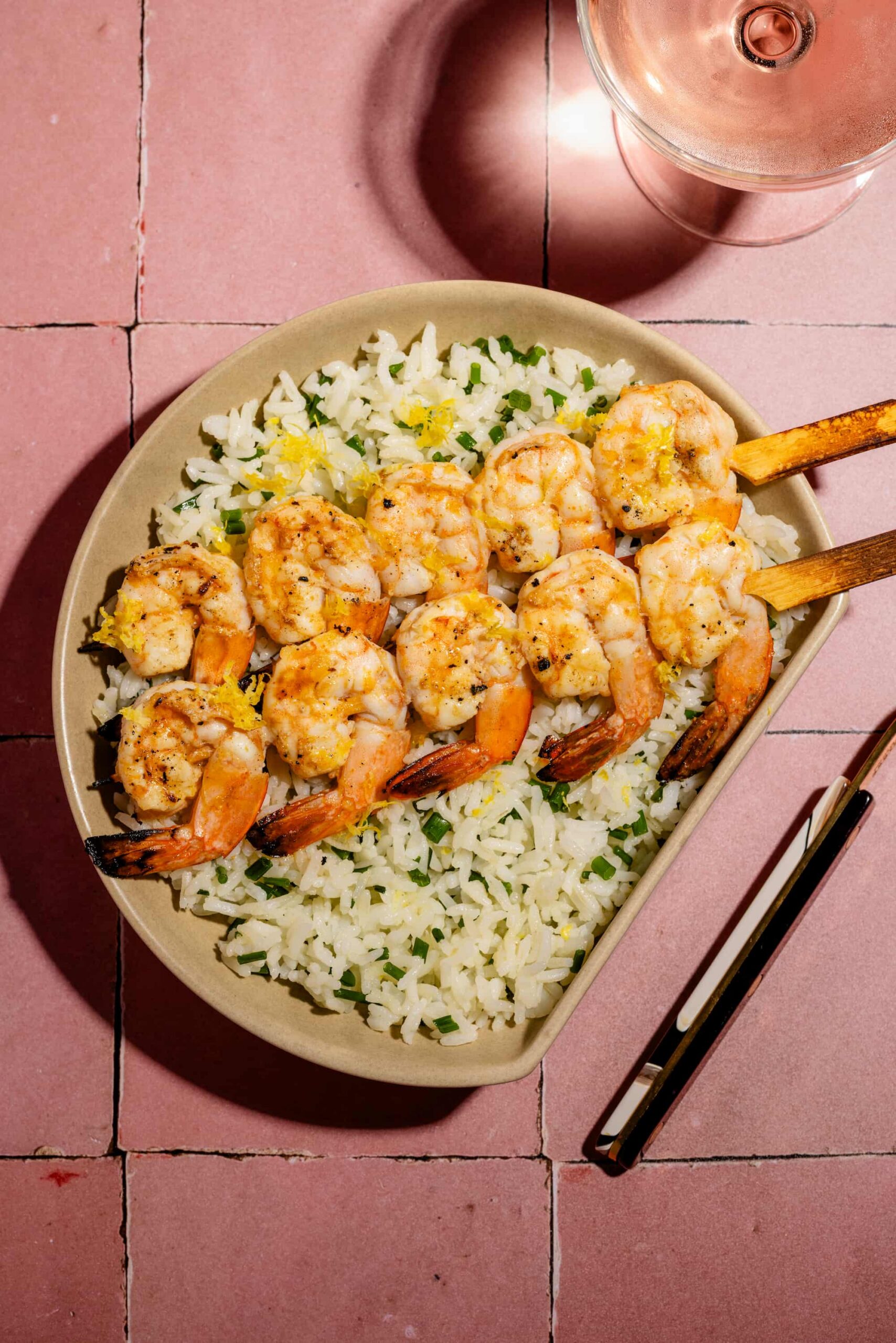 Brochettes de crevettes à l'ail et au citron cuites sur le barbecue
