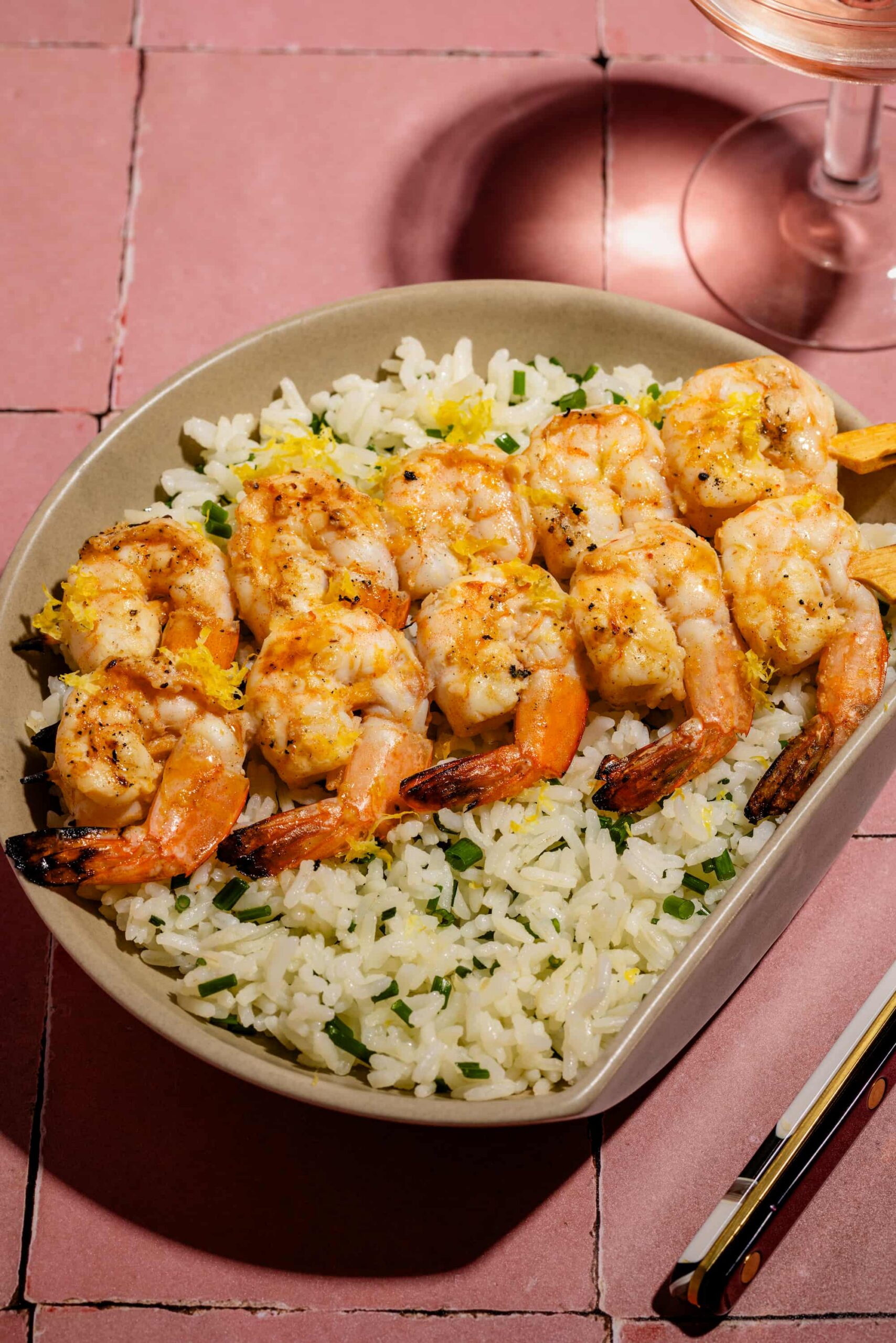 Brochettes de crevettes à l'ail et au citron cuites sur le barbecue