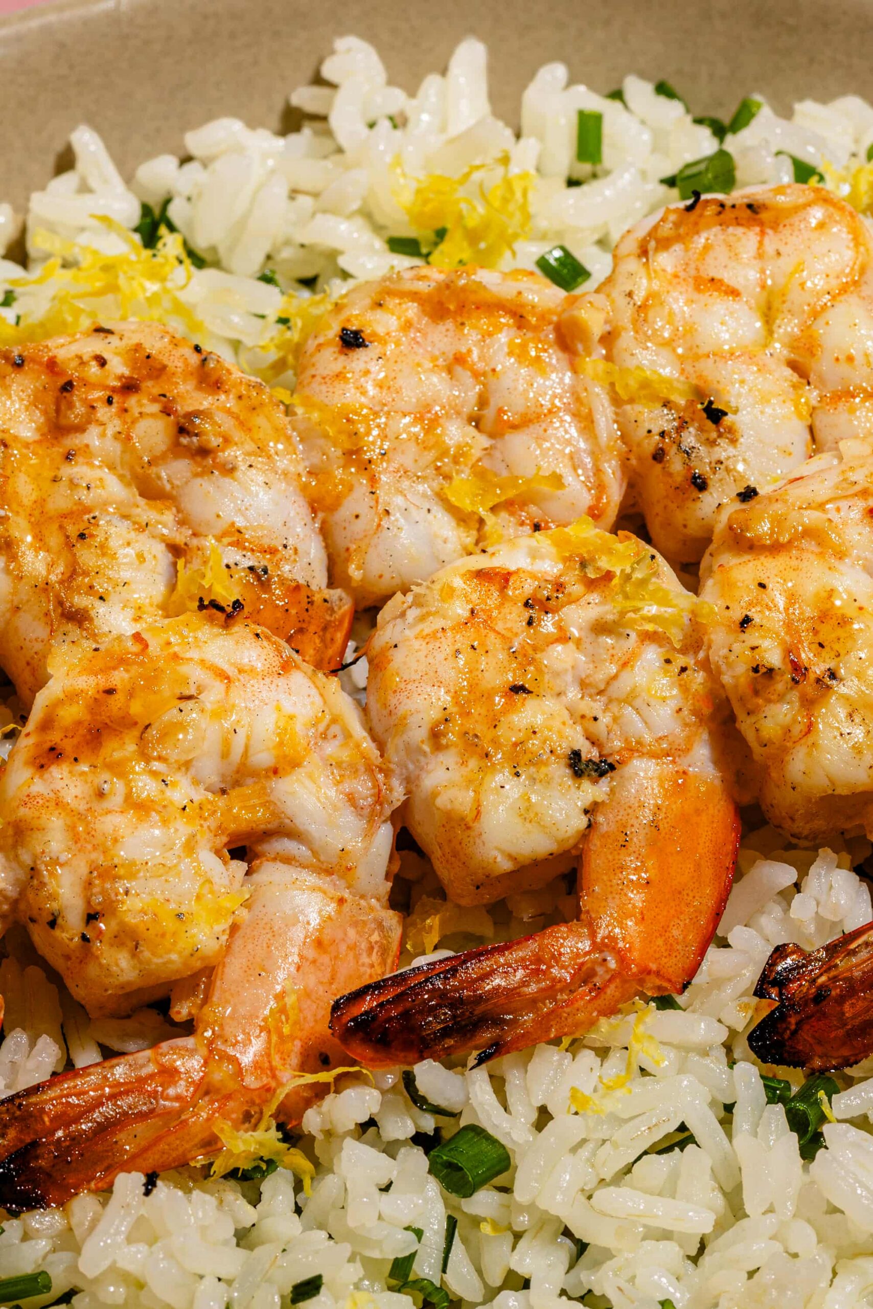 Brochettes de crevettes à l'ail et au citron cuites sur le barbecue