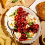 Entrée de burrata aux mini-pepperonis avec miel épicé