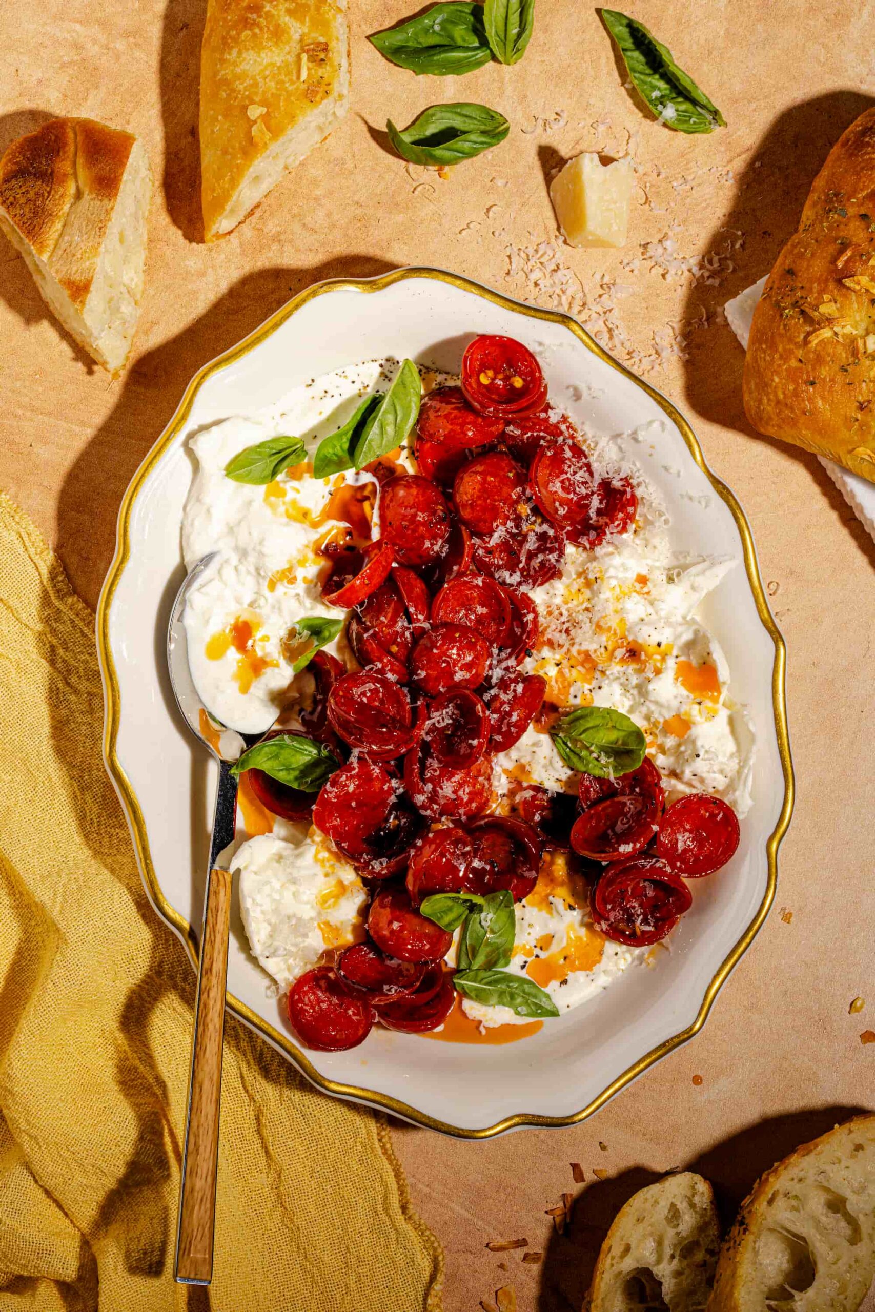 Burrata crémeuse nappée de mini-pepperonis et miel épicé (entrée gourmande facile)