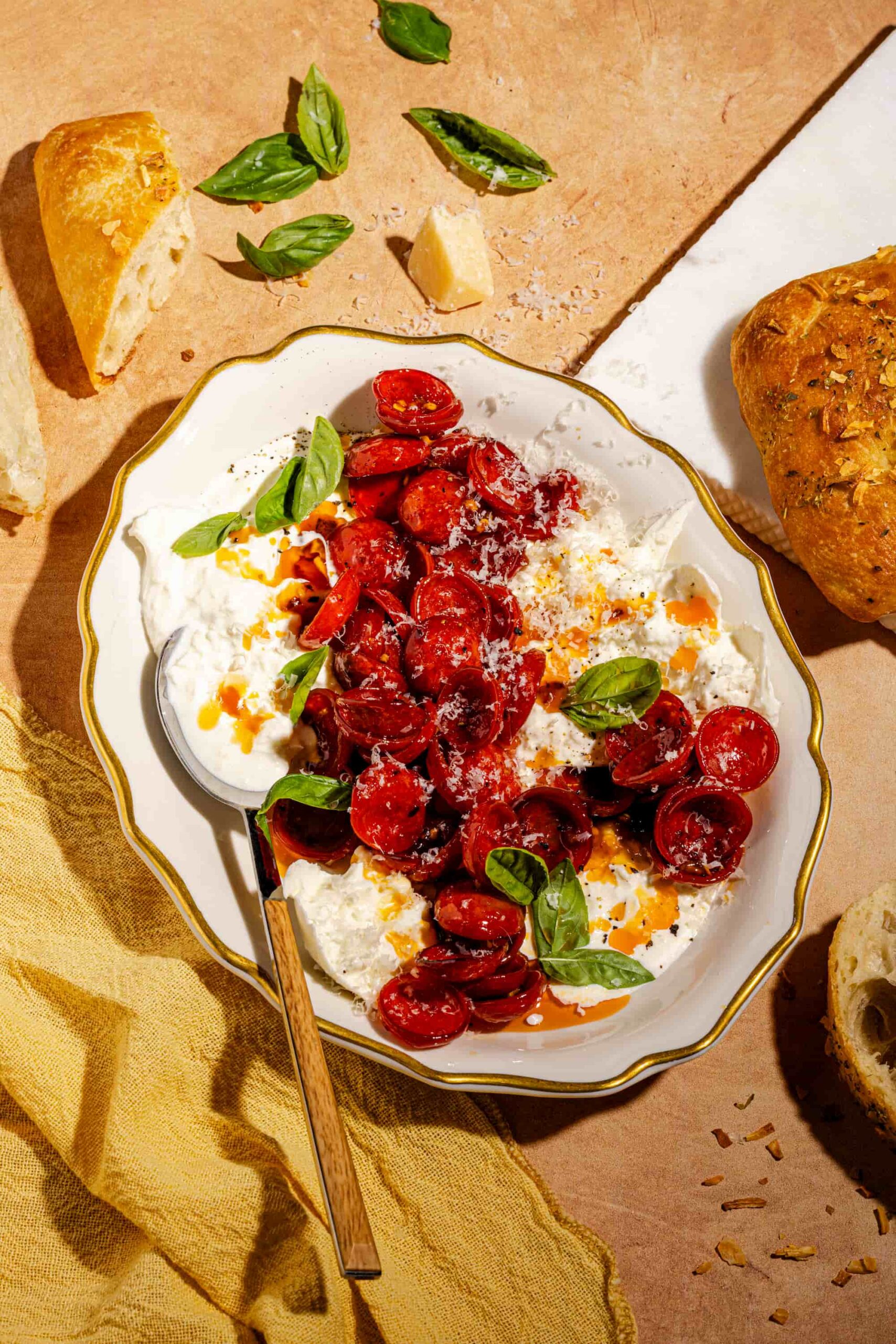 Burrata crémeuse nappée de mini-pepperonis et miel épicé (entrée gourmande facile)