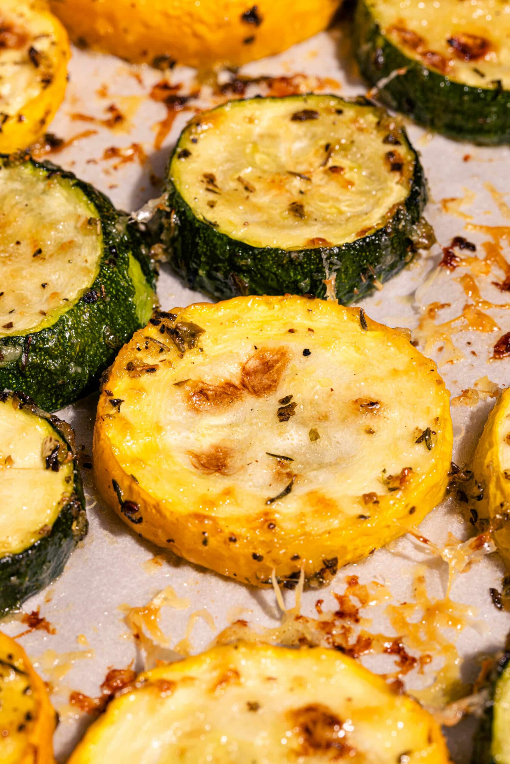 Rondelles de courgettes au four gratinées au parmesan et aux herbes italiennes