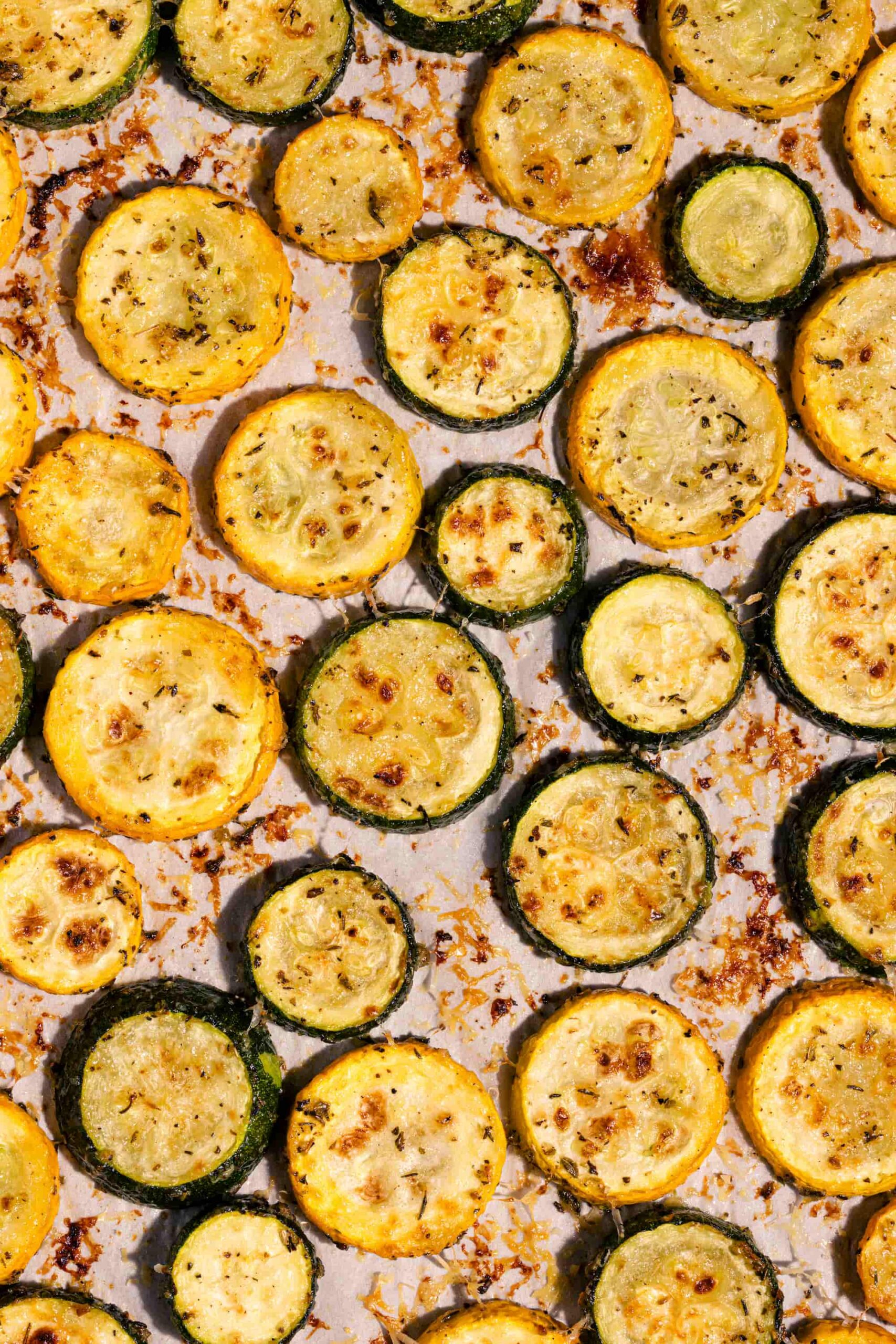 Rondelles de courgettes au four gratinées au parmesan et aux herbes italiennes