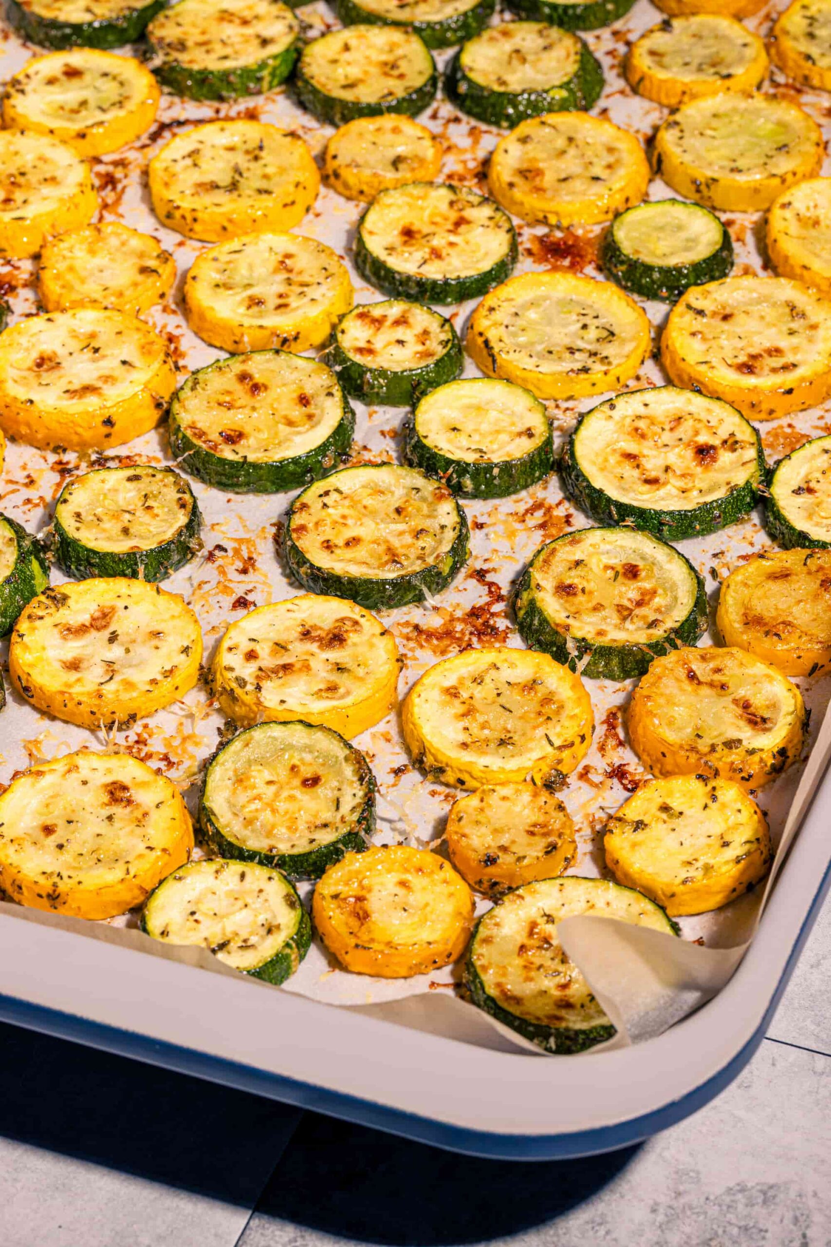 Rondelles de courgettes au four gratinées au parmesan et aux herbes italiennes