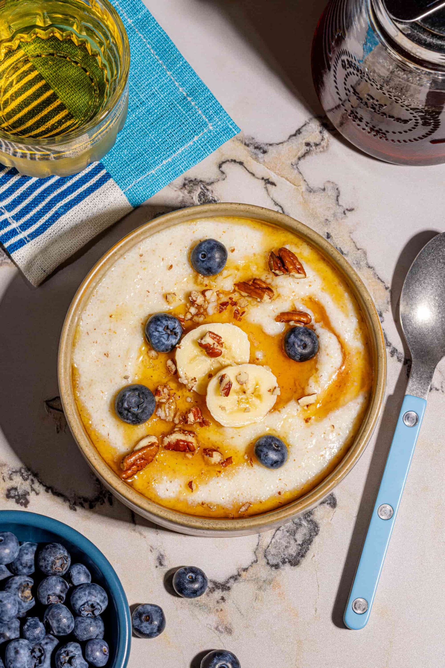 Bol de crème de blé chaude et crémeuse avec bleuets et bananes, un déjeuner réconfortant fait maison