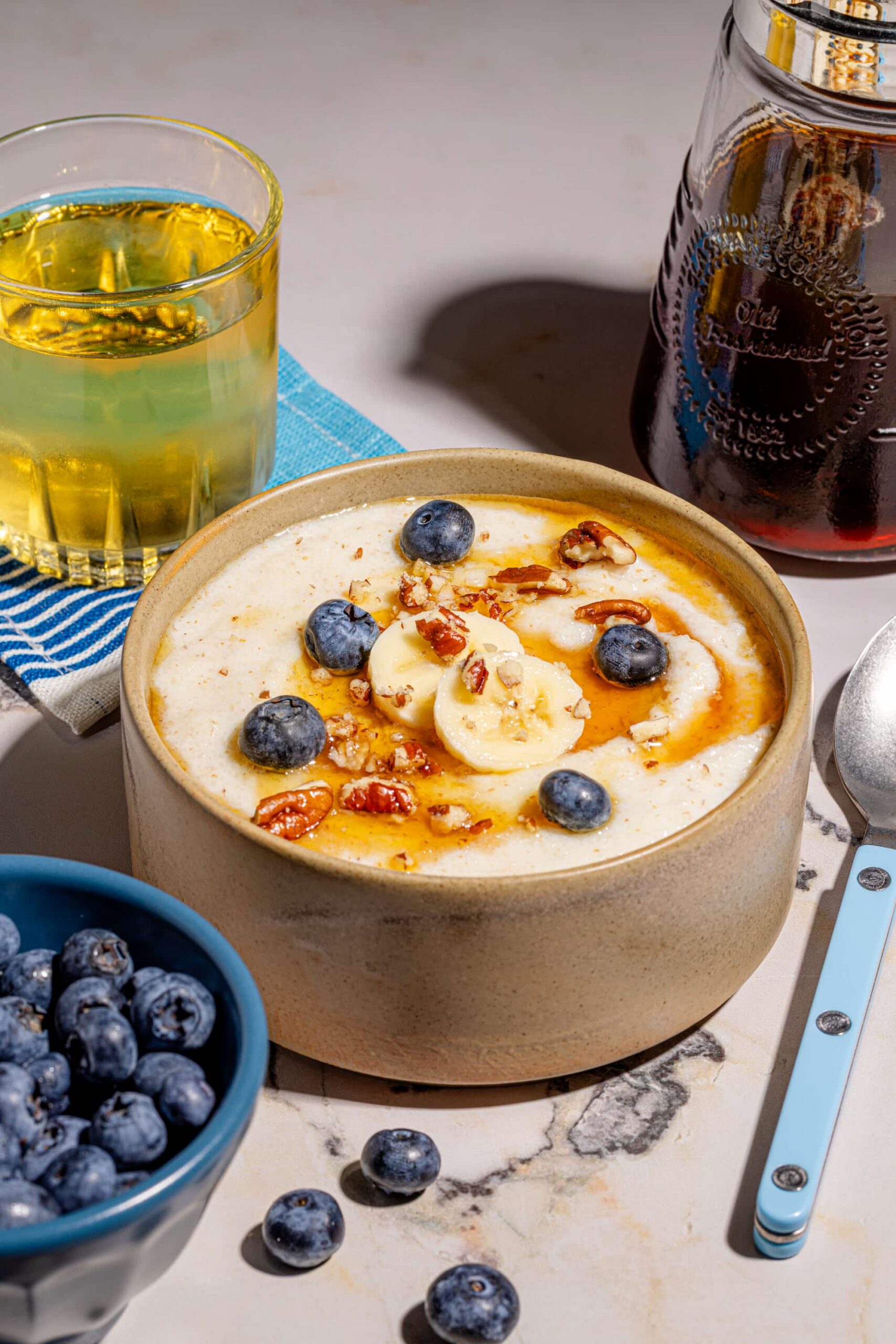 Bol de crème de blé chaude et crémeuse avec bleuets et bananes, un déjeuner réconfortant fait maison
