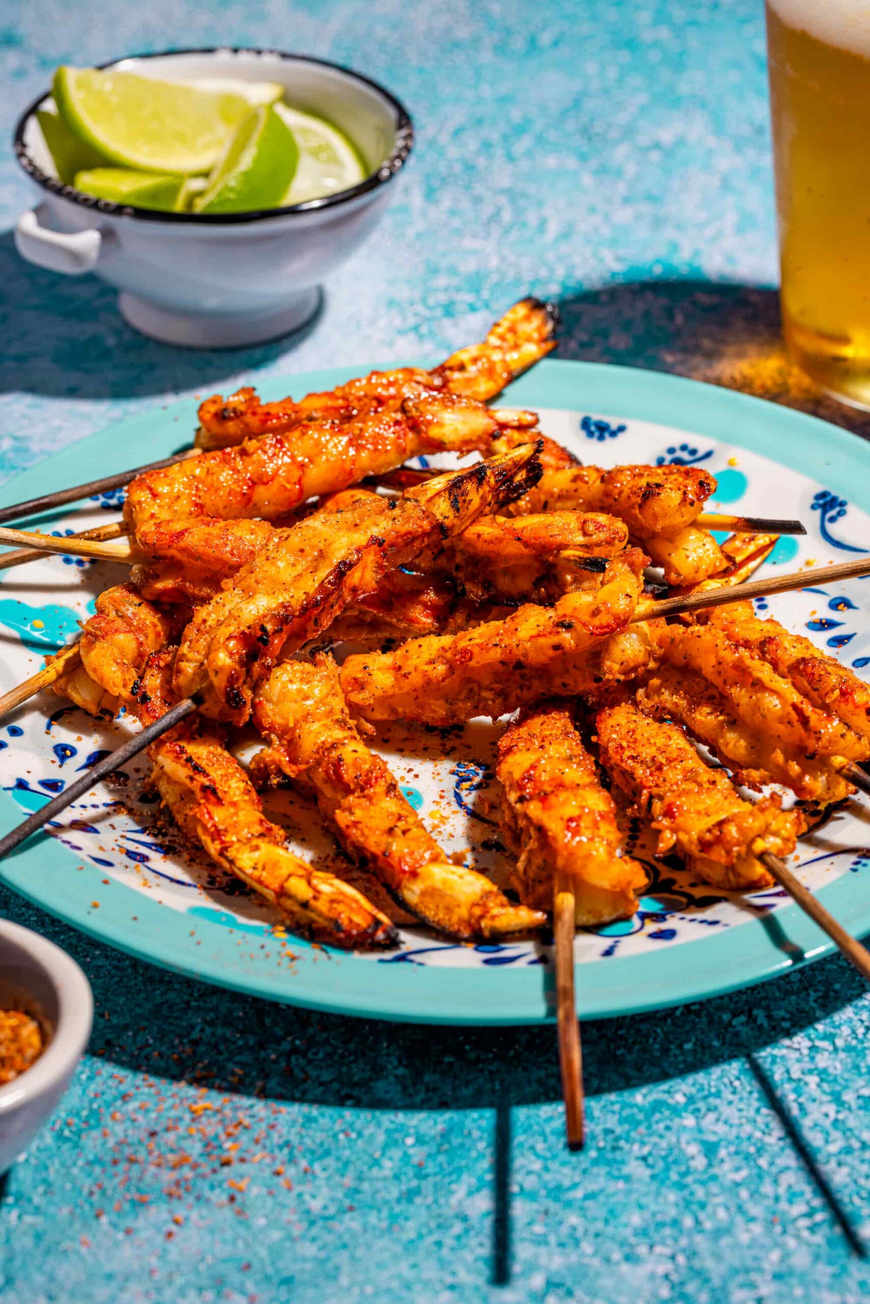Brochettes de crevettes grillées à la lime et aux épices mexicaines sur une assiette