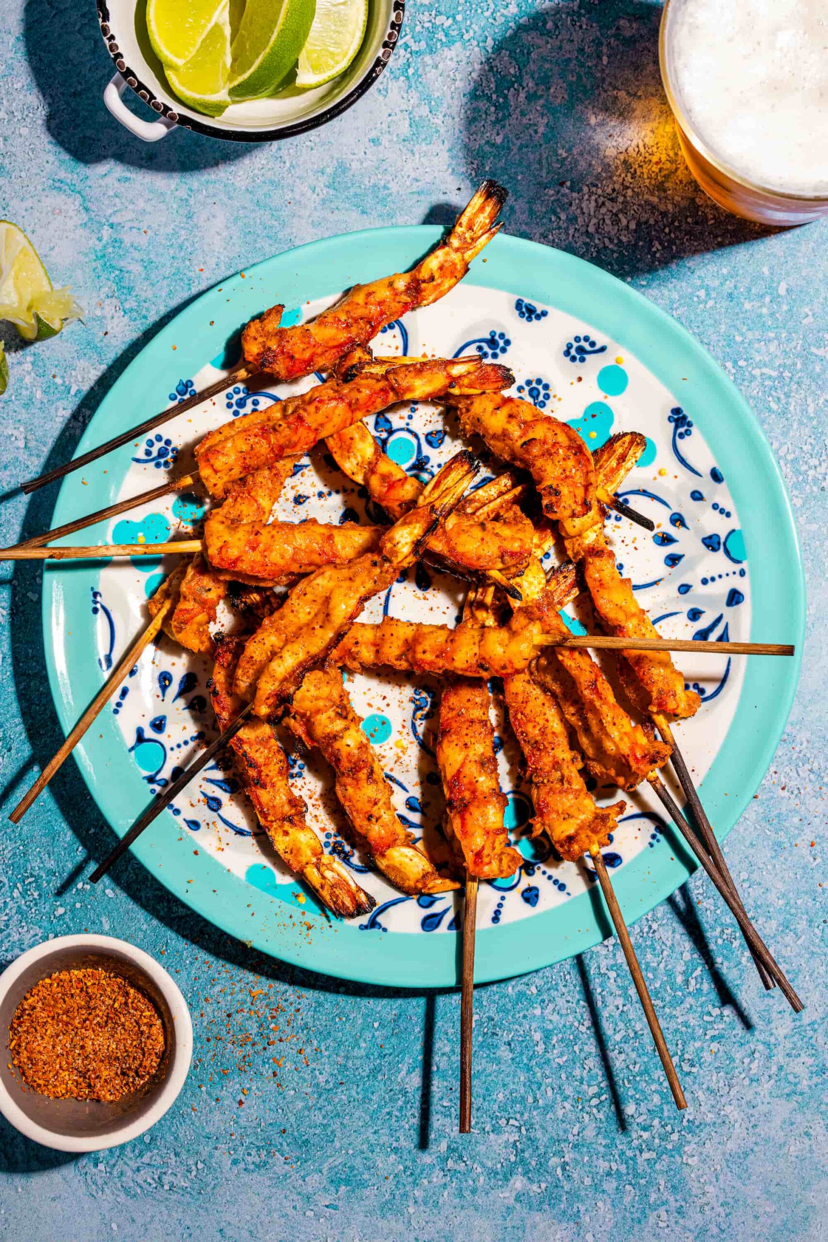 Brochettes de crevettes grillées à la lime et aux épices mexicaines sur une assiette