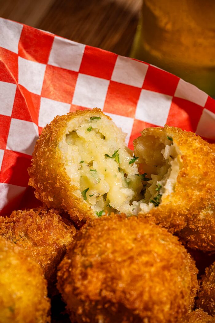 Croquettes de purée de pommes de terre panées et frites, croustillantes et fondantes