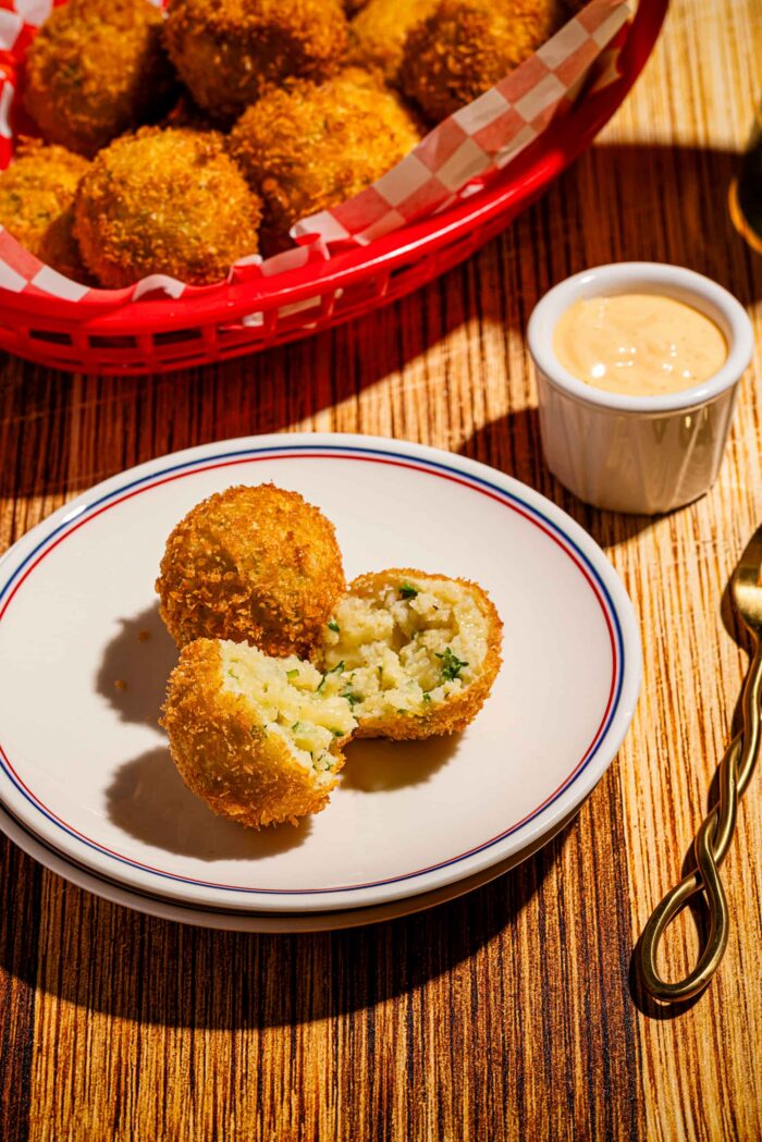 Croquettes de purée de pommes de terre panées et frites, croustillantes et fondantes