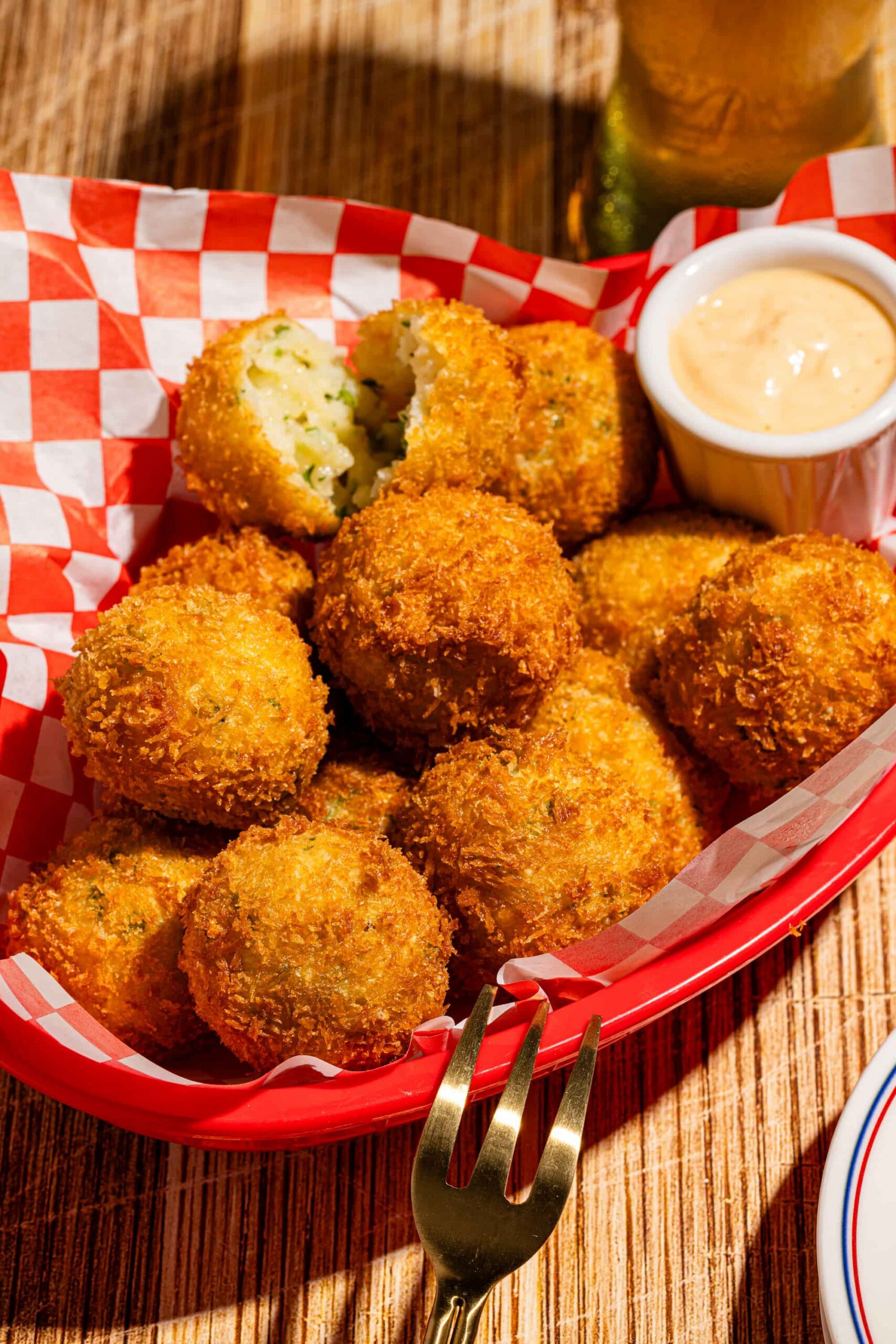 Croquettes de purée de pommes de terre panées et frites, croustillantes et fondantes