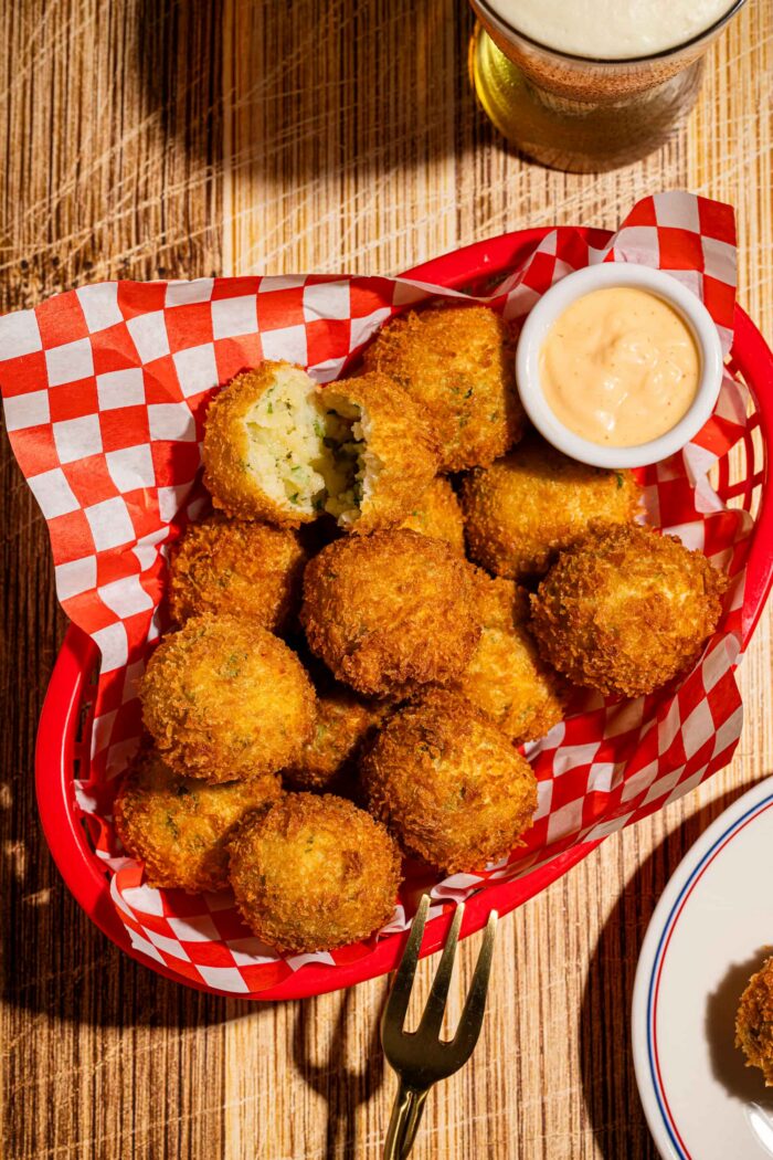 Croquettes de purée de pommes de terre panées et frites, croustillantes et fondantes