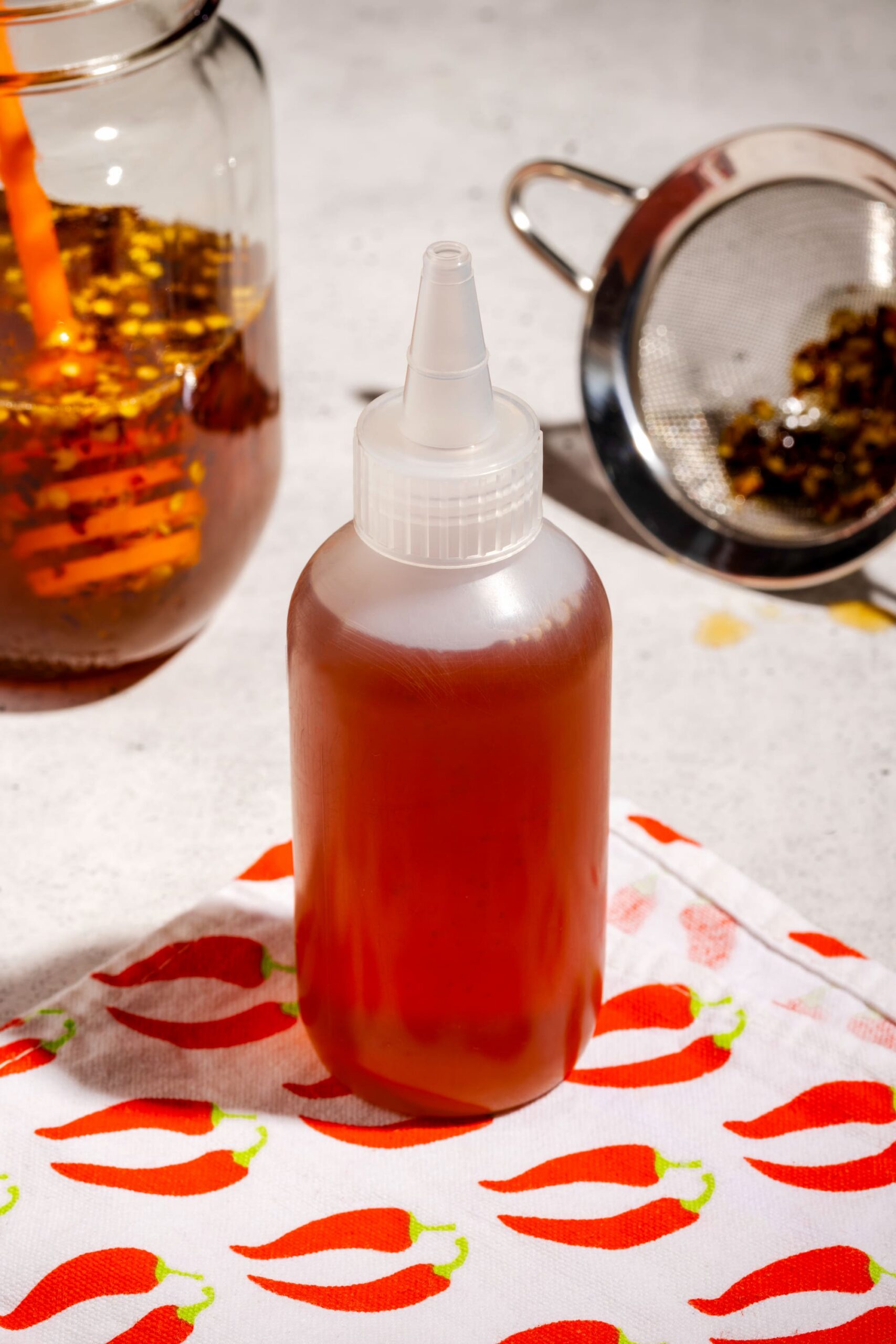 Miel épicé maison servi dans un pot en verre avec flocons de piment visibles