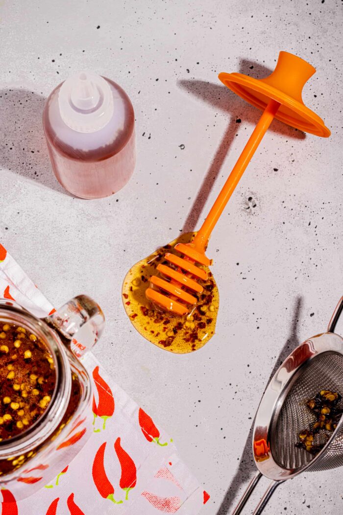 Miel épicé maison servi dans un pot en verre avec flocons de piment visibles