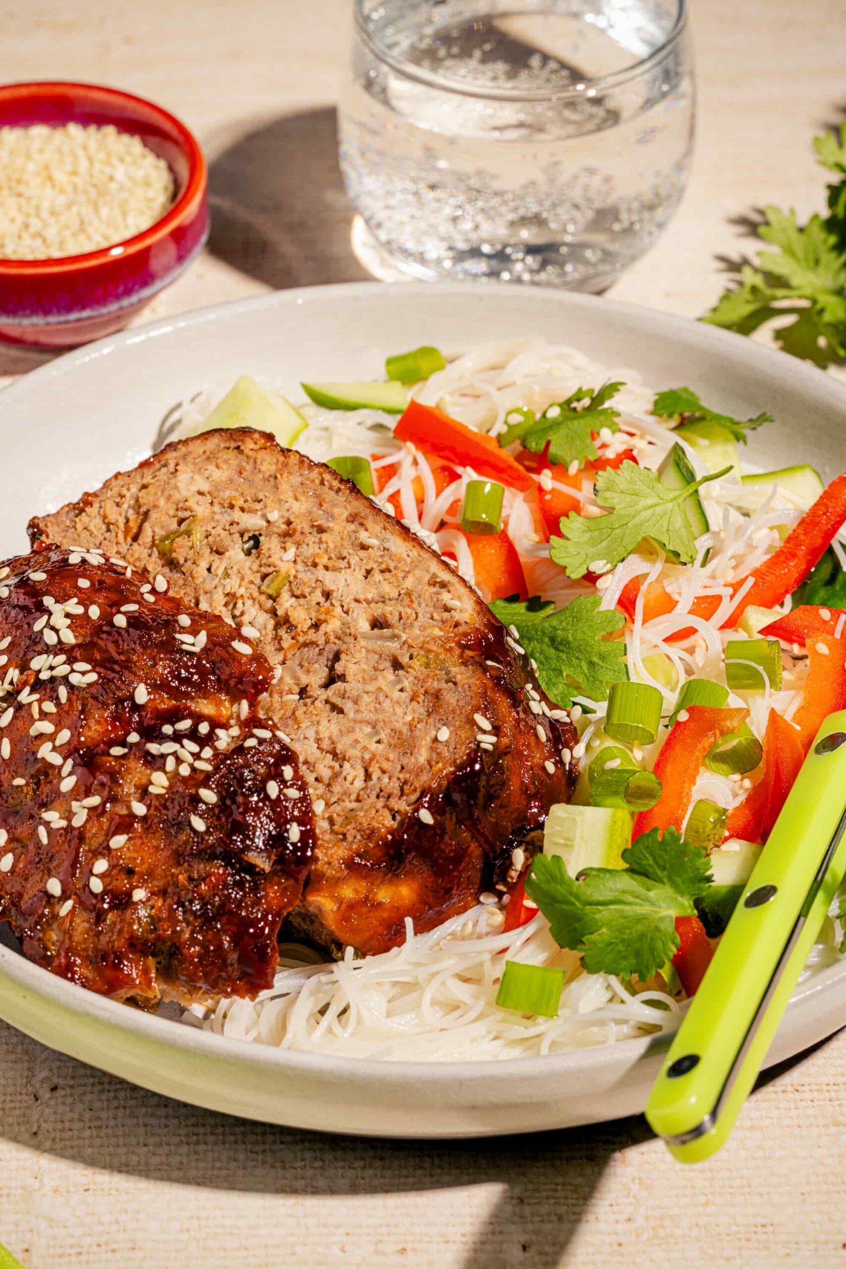 Pain de viande asiatique tranché avec salade de vermicelles