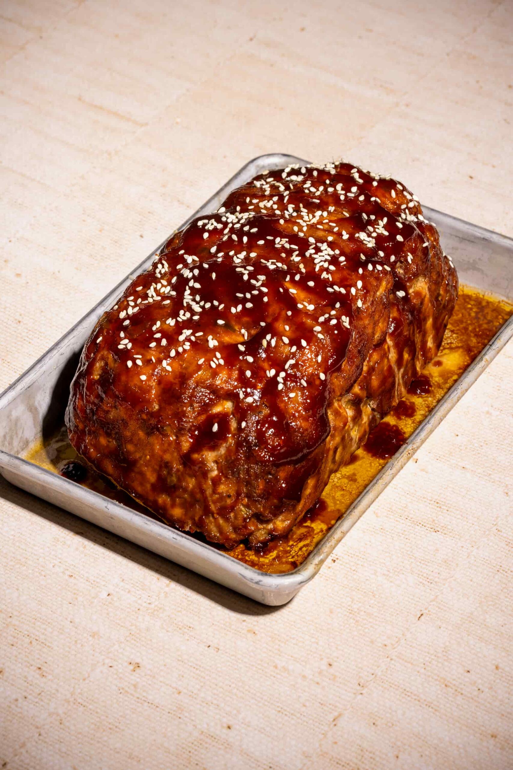 Pain de viande asiatique glacé à la sauce hoisin sur plaque de cuisson