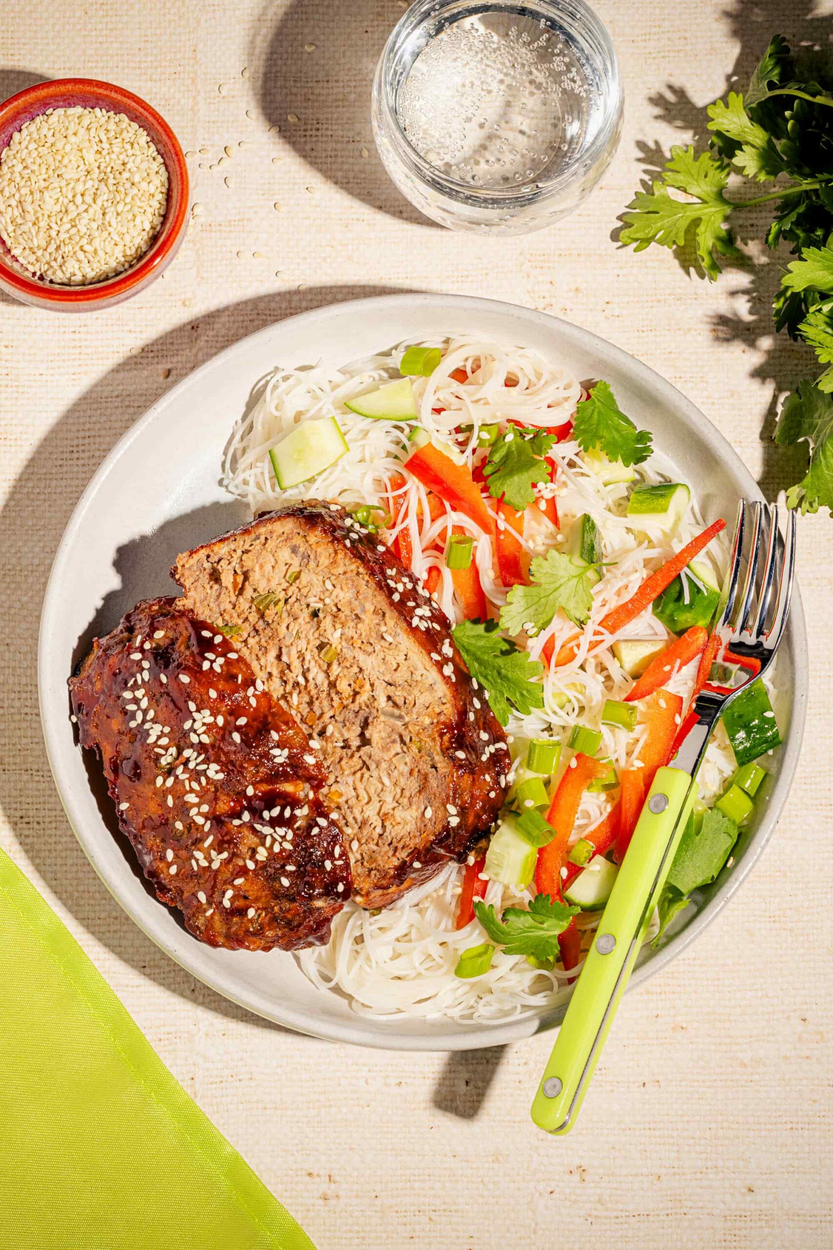 Pain de viande asiatique tranché avec salade de vermicelles