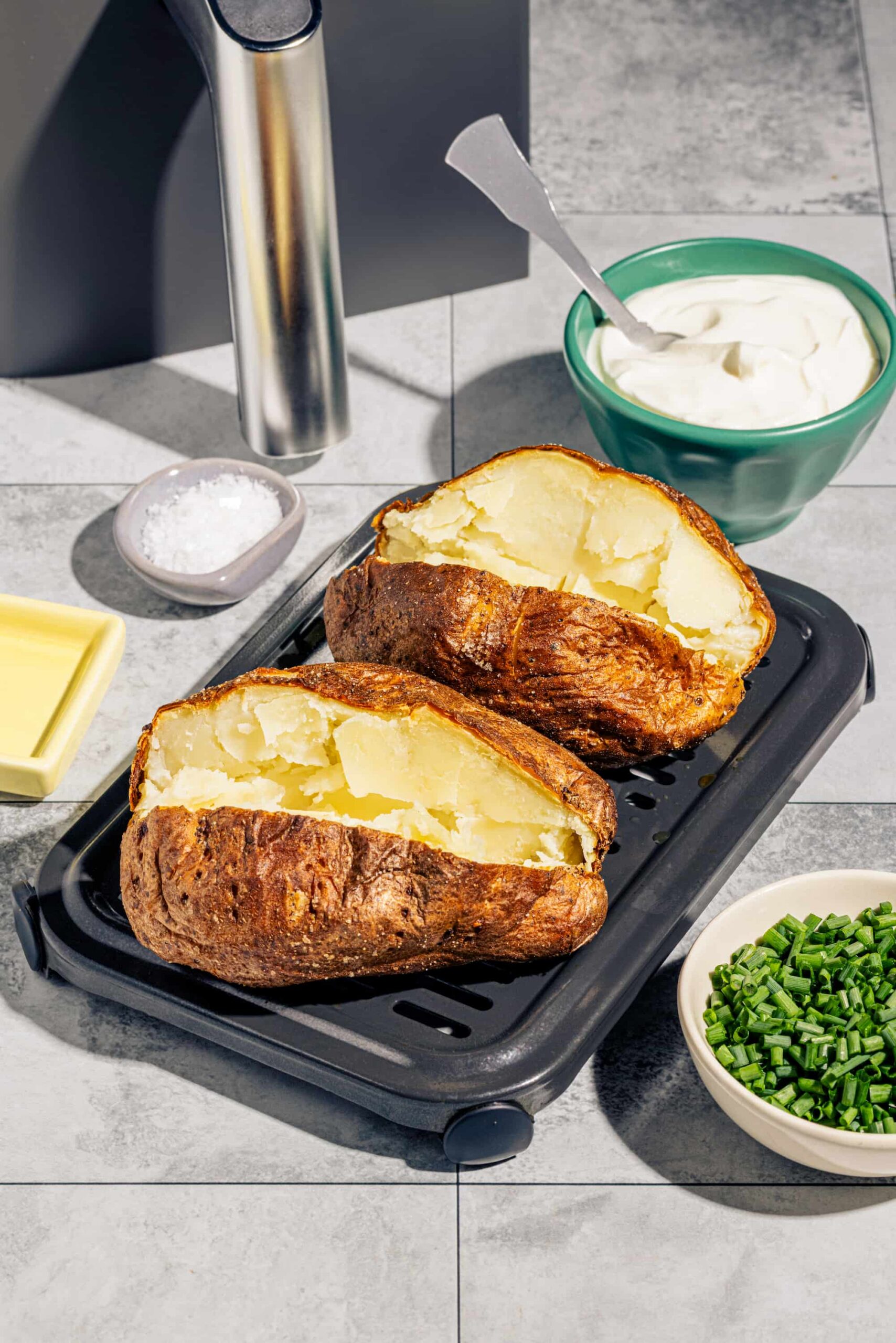 Patates entières croustillantes cuites au air fryer, prêtes à servir avec du beurre