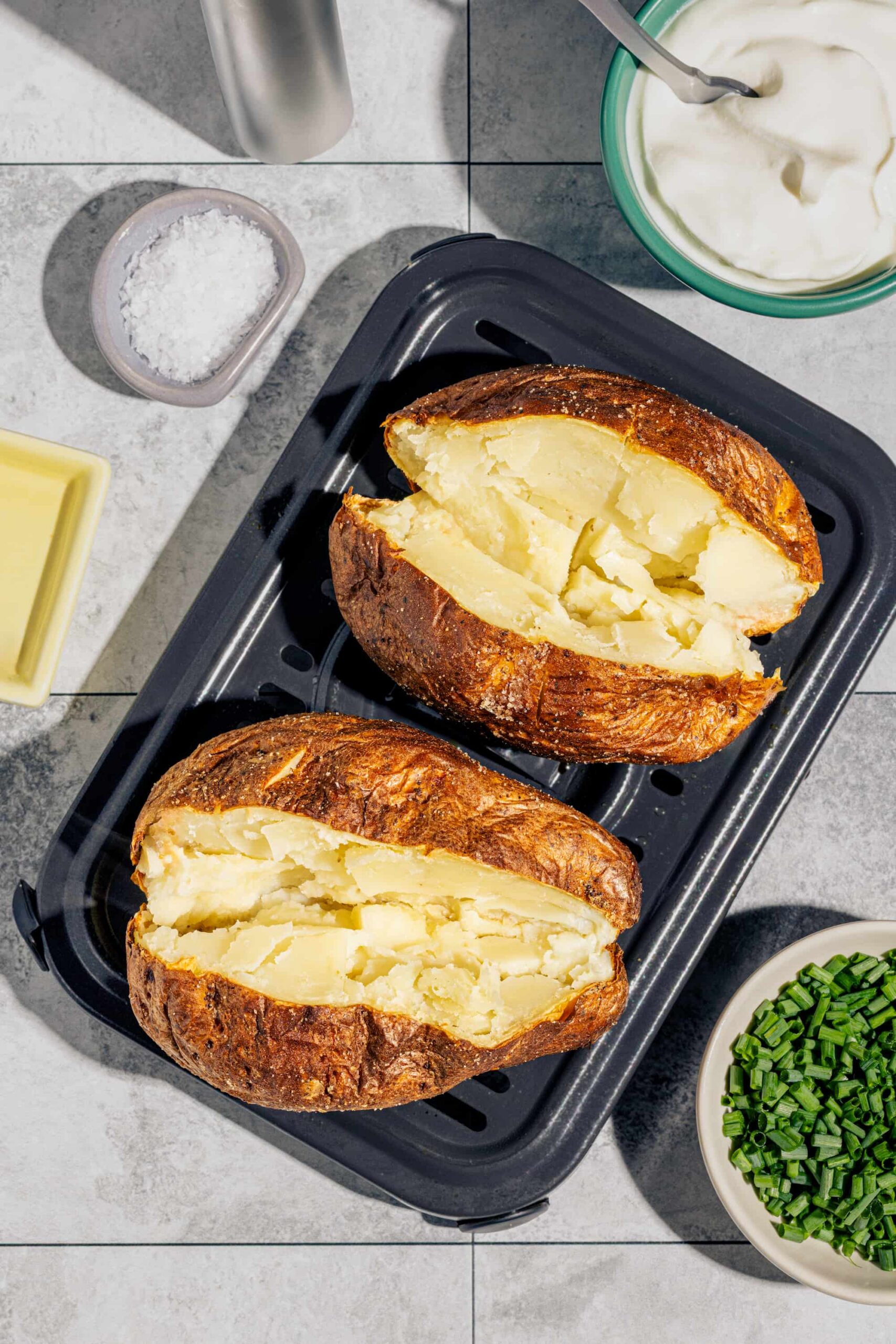 Patates entières croustillantes cuites au air fryer, prêtes à servir avec du beurre
