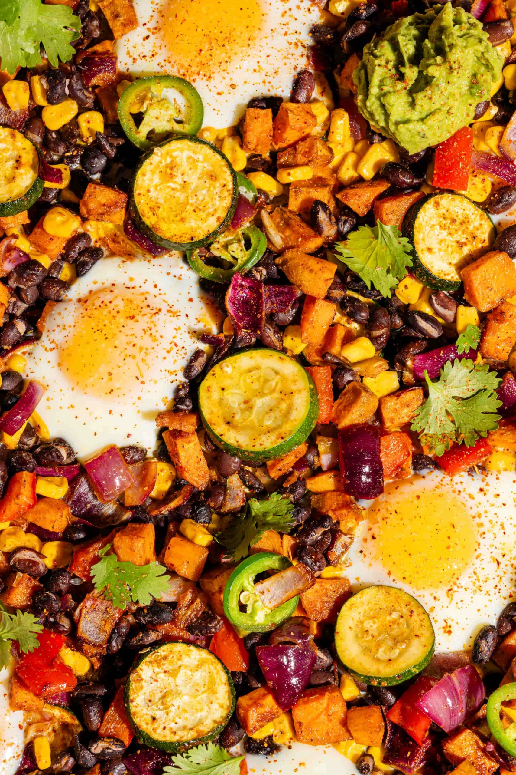 Plaque mexicaine avec oeufs et haricots noirs à partager avec épices et guacamole
