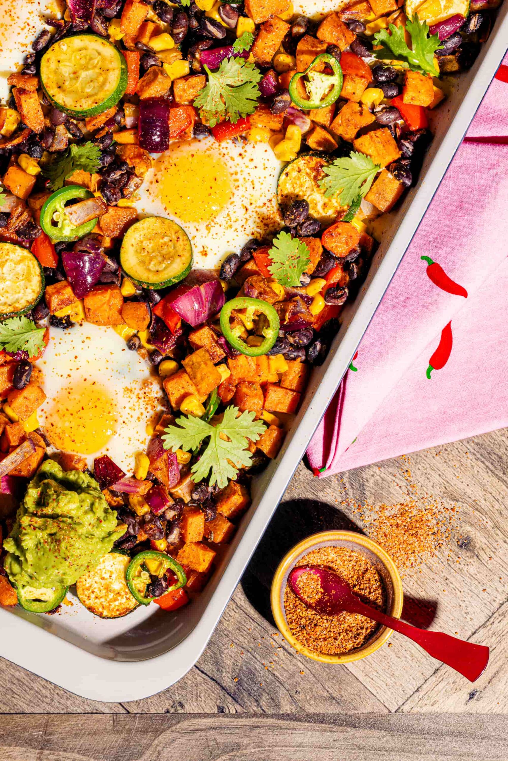 Plaque mexicaine avec oeufs et haricots noirs à partager avec épices et guacamole