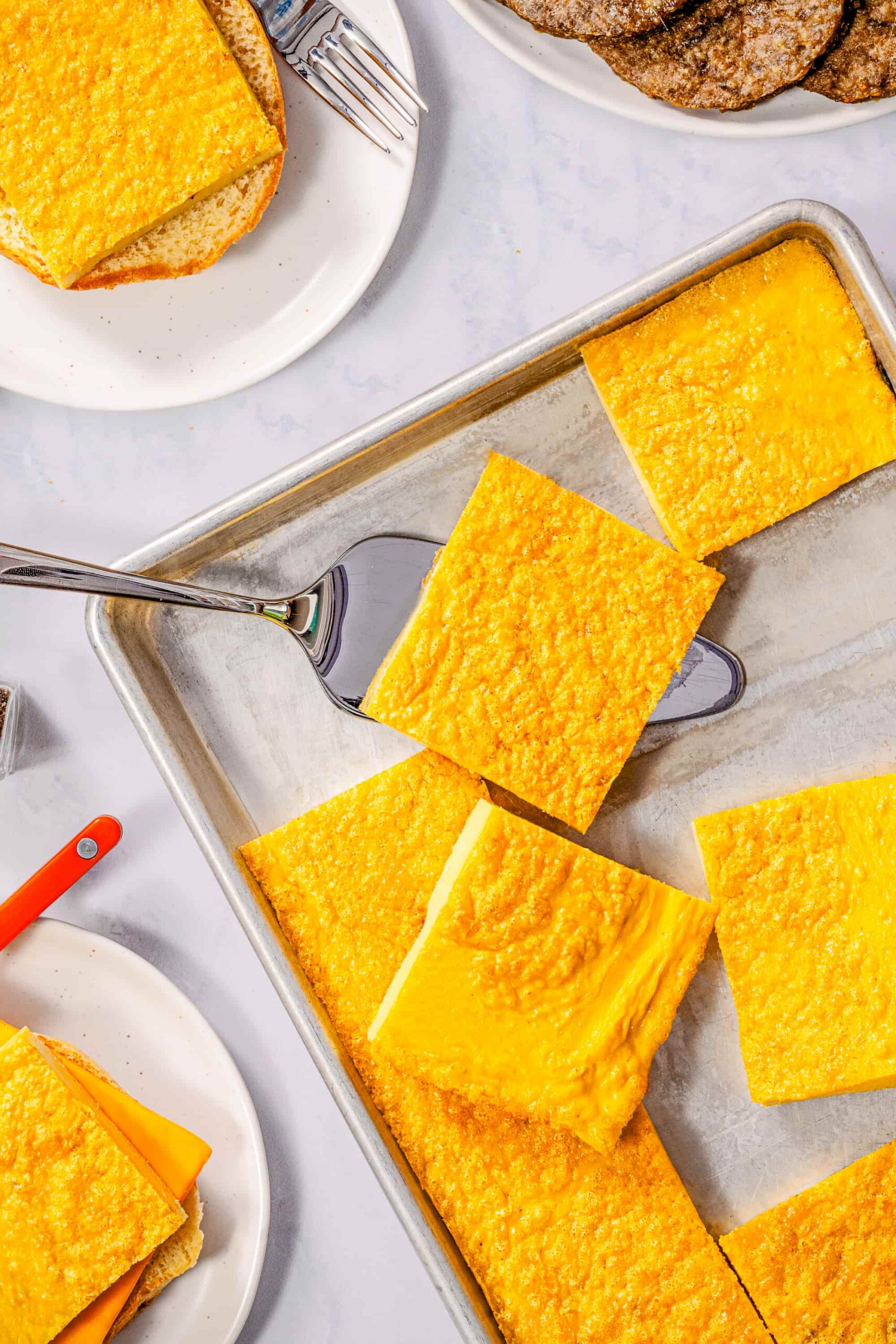 Galettes d'oeufs au four dorées coupées en morceaux pour sandwichs déjeuner