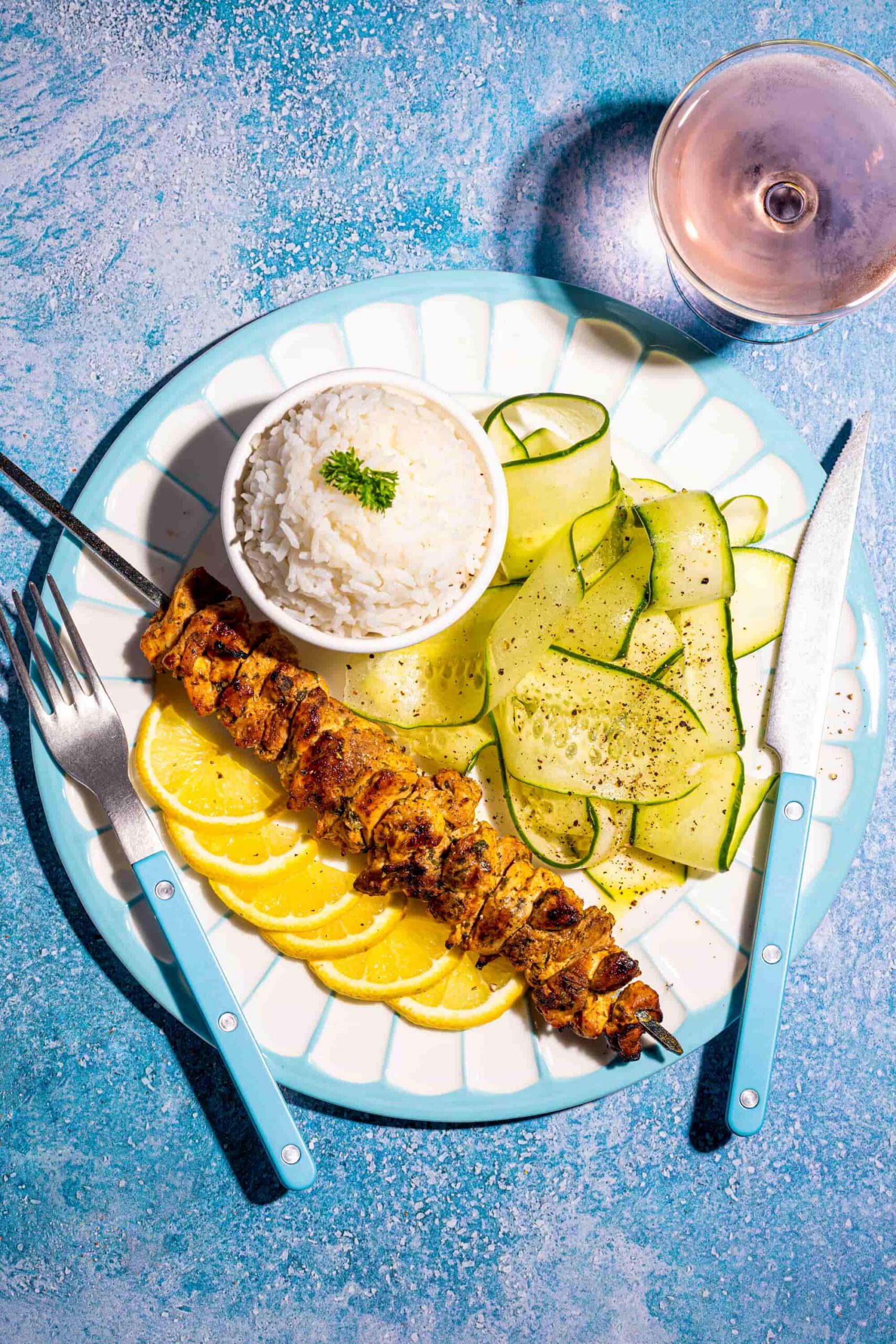 Brochettes de poulet mariné au citron et aux épices grillées sur le barbecue