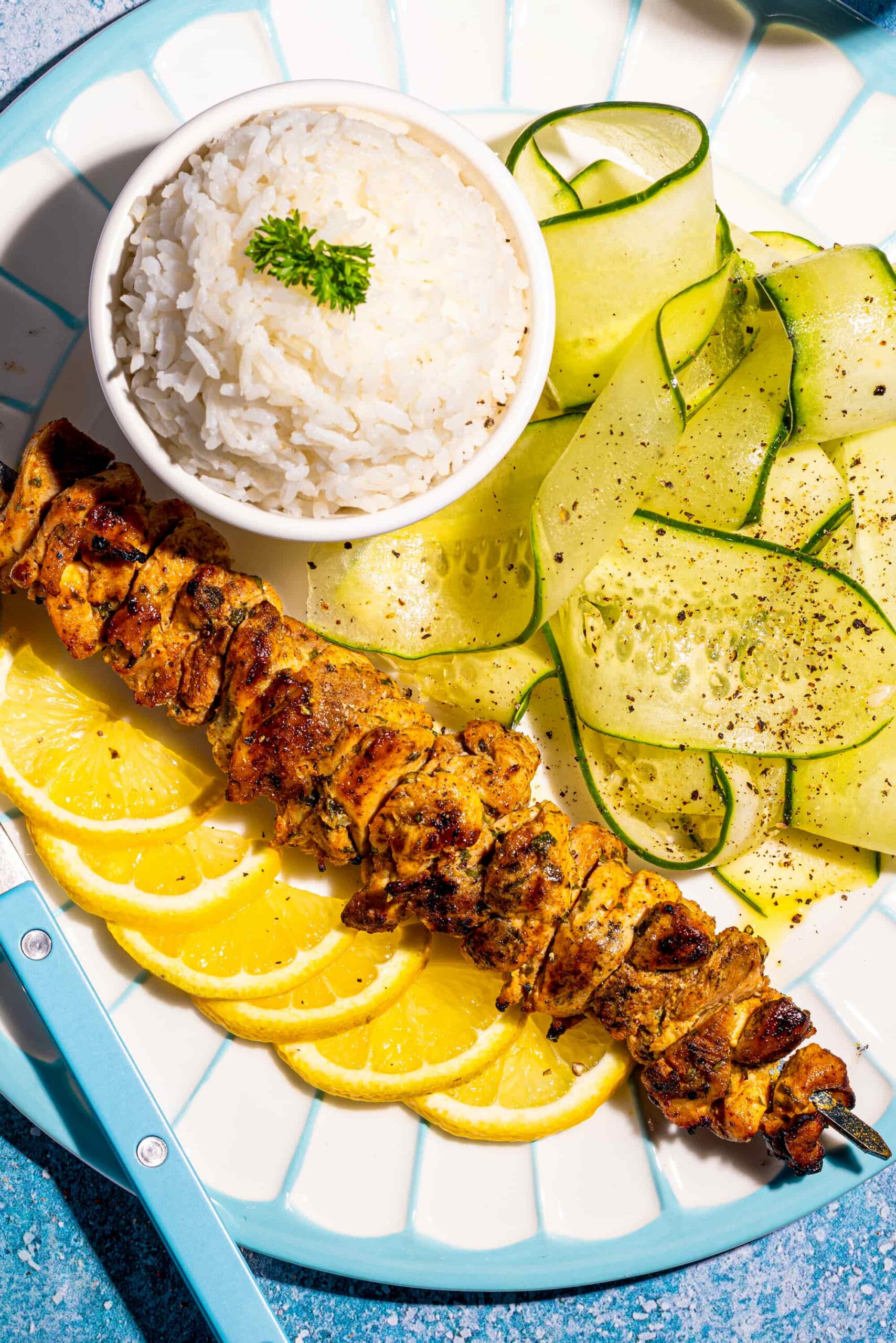 Brochettes de poulet mariné au citron et aux épices grillées sur le barbecue