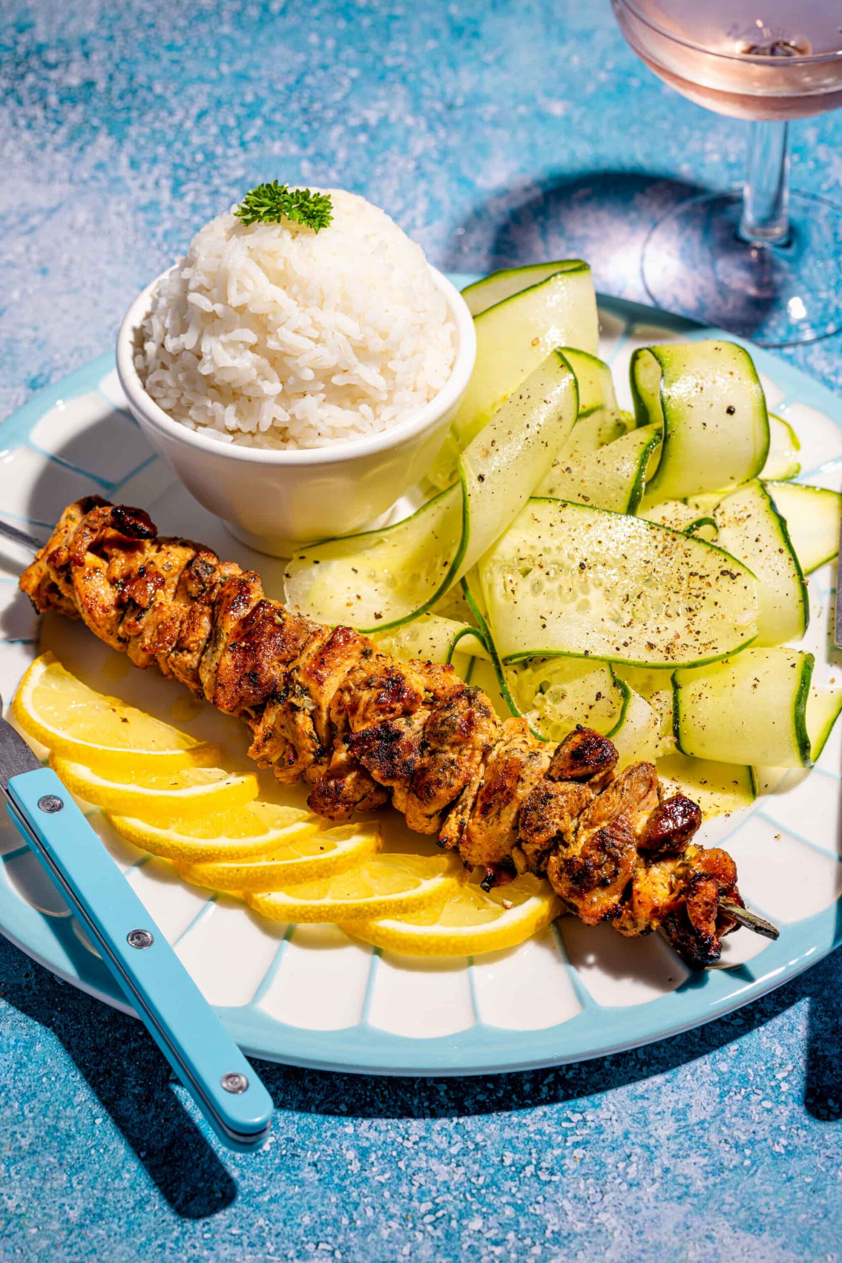 Brochettes de poulet mariné au citron et aux épices grillées sur le barbecue