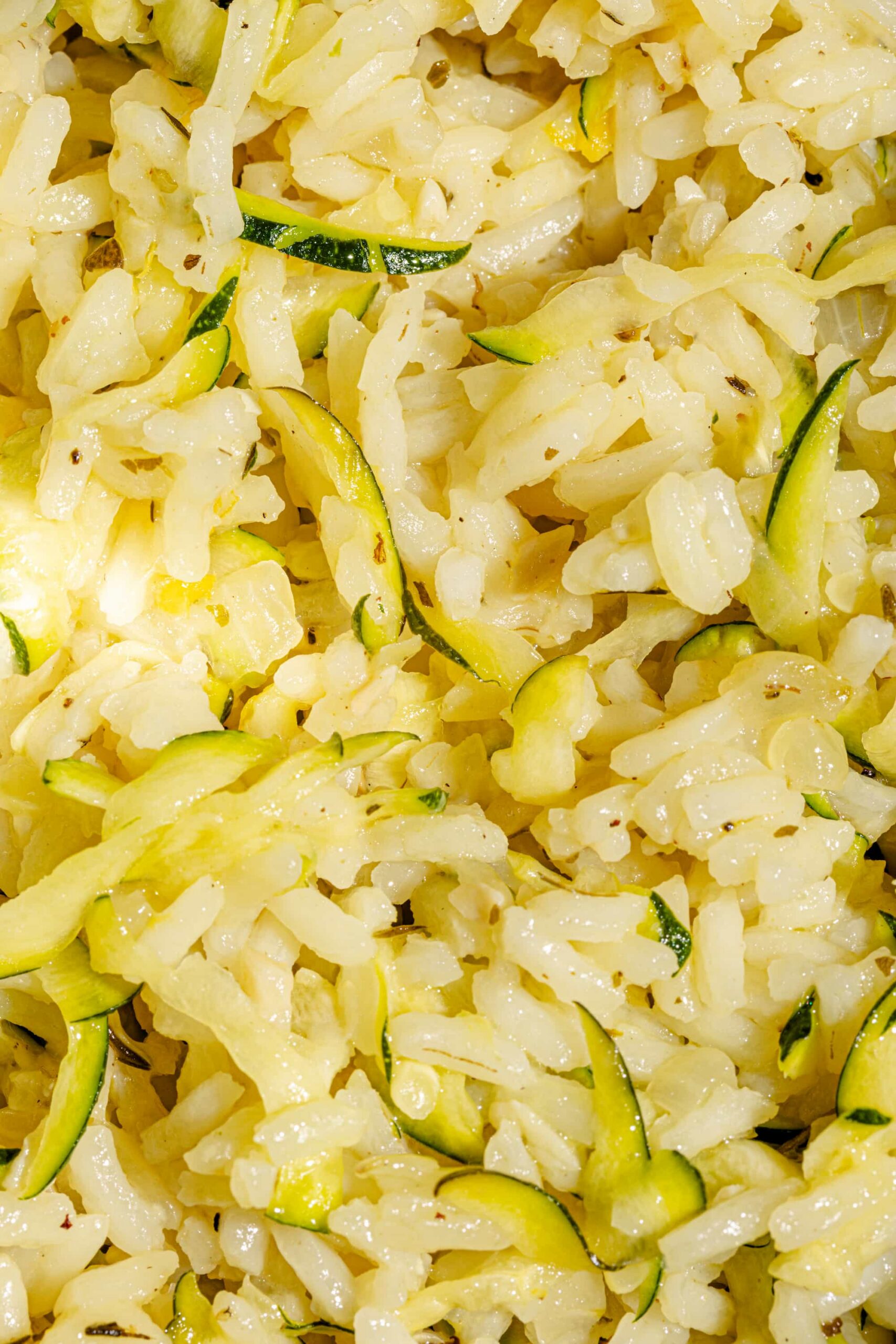 Riz crémeux aux courgettes et à l'ail garni de parmesan frais