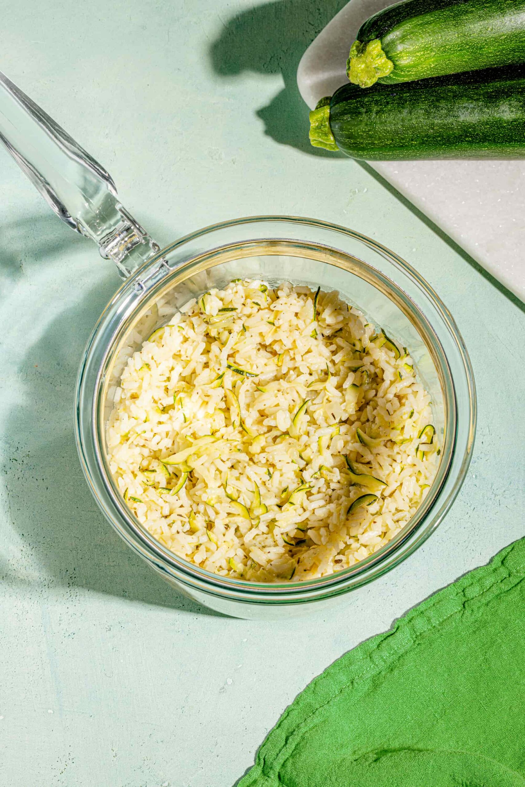 Riz crémeux aux courgettes et à l'ail garni de parmesan frais