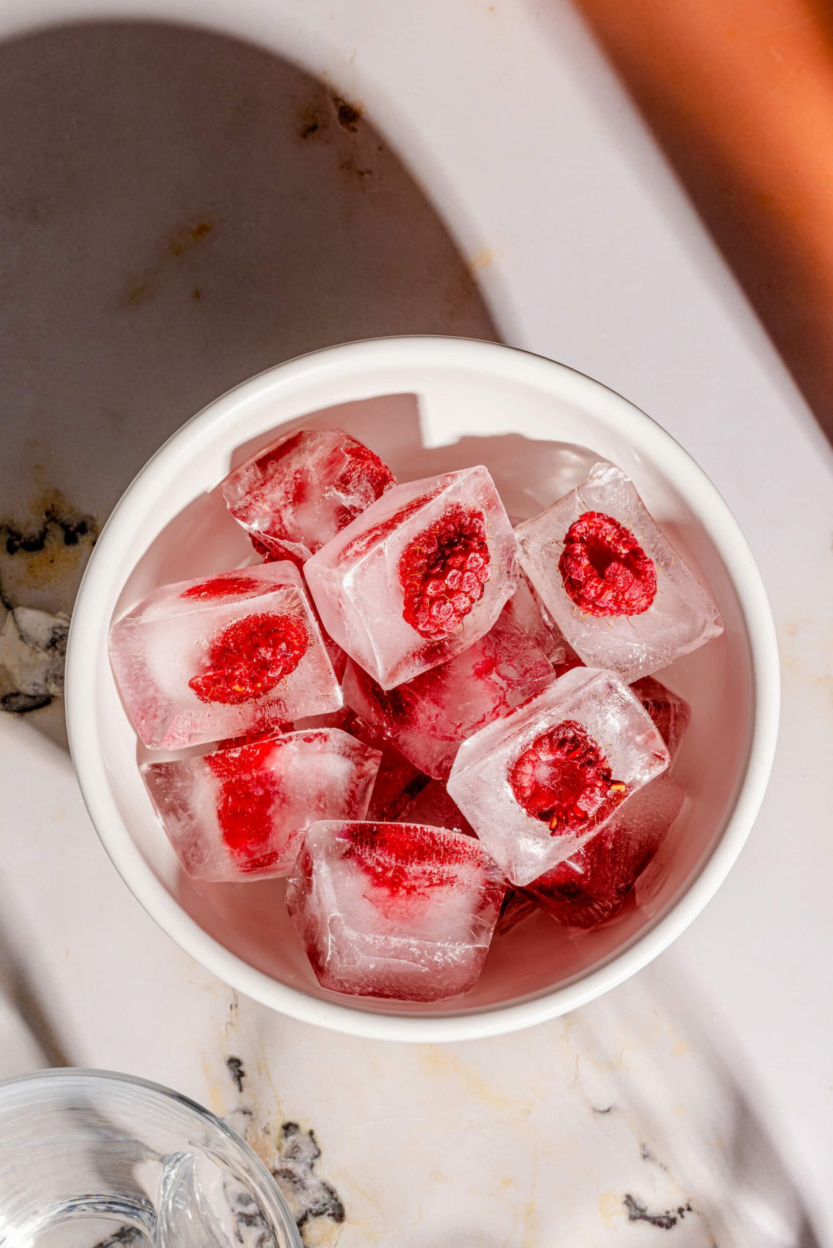 Glaçons avec framboises pour sangria