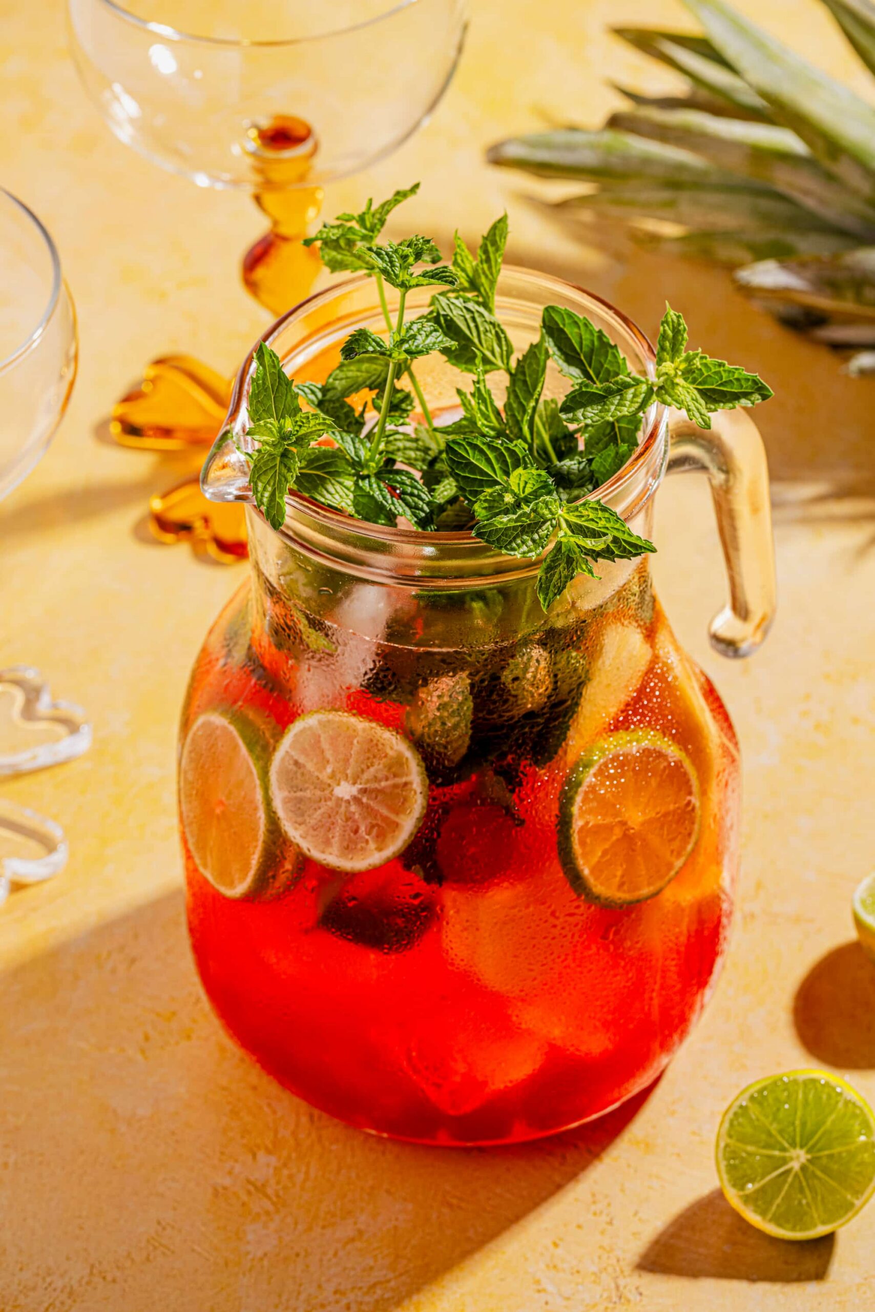 Pichet de sangria tropicale à l'ananas et au coco