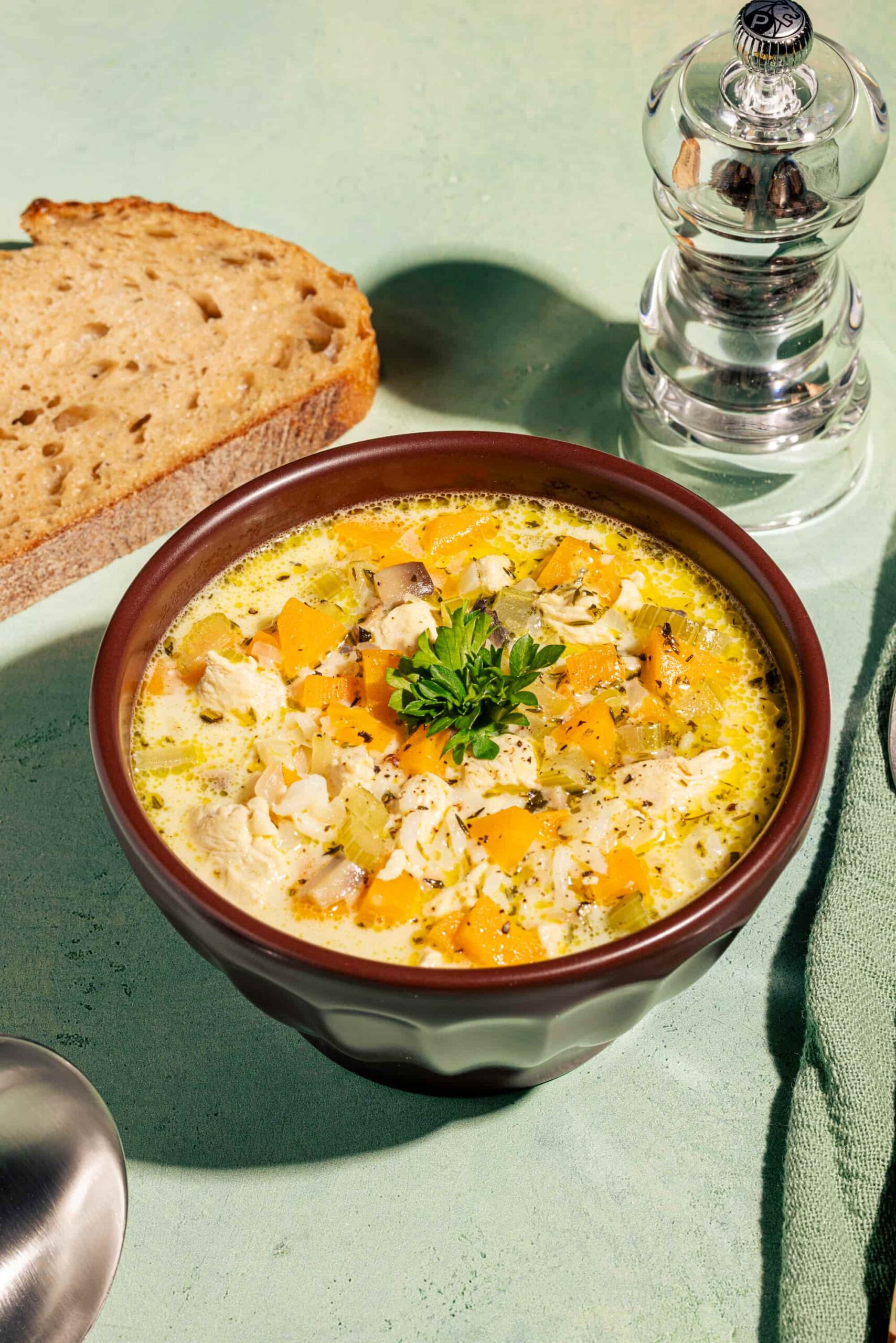 Bol fumant de soupe crémeuse au poulet et au riz, réconfortante et facile à préparer