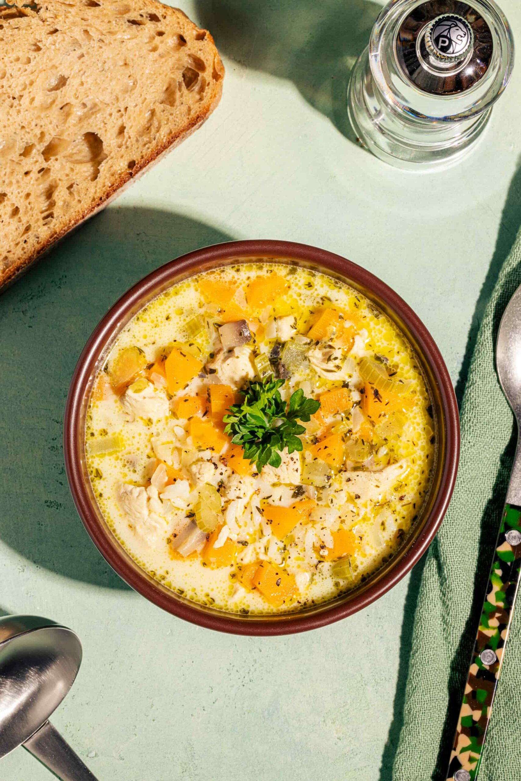 Bol fumant de soupe crémeuse au poulet et au riz, réconfortante et facile à préparer