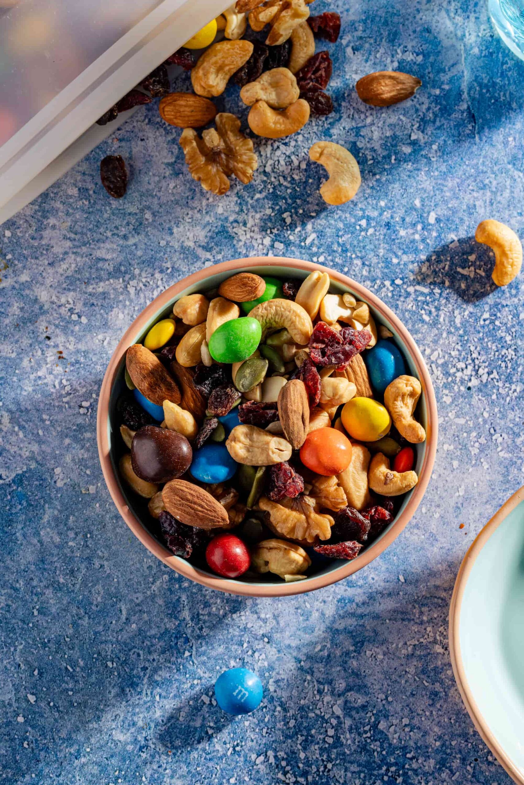 Bol de mélange de noix du randonneur avec amandes, canneberges et M&M