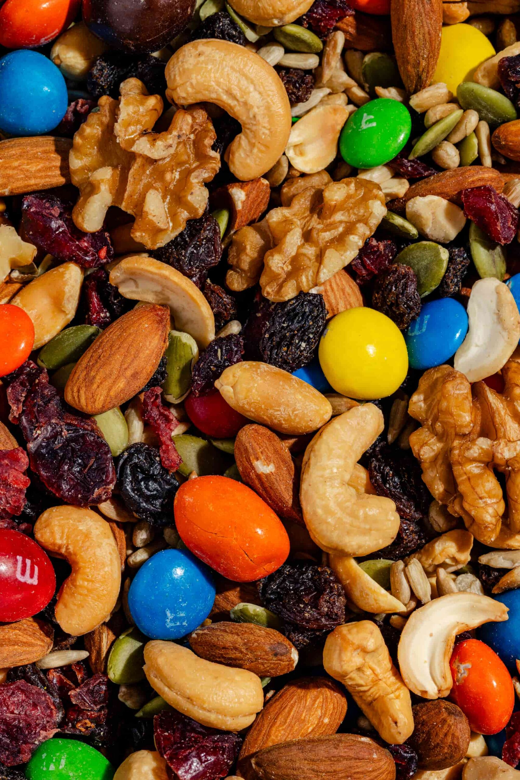 Bol de mélange de noix du randonneur avec amandes, canneberges et M&M