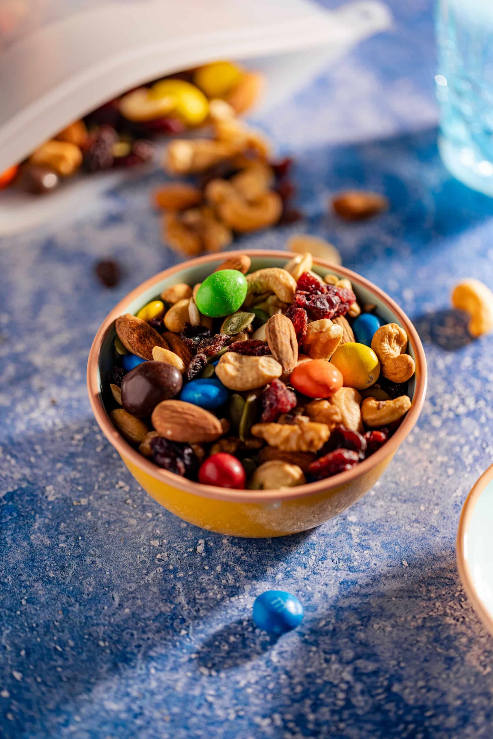 Bol de mélange de noix du randonneur avec amandes, canneberges et M&M
