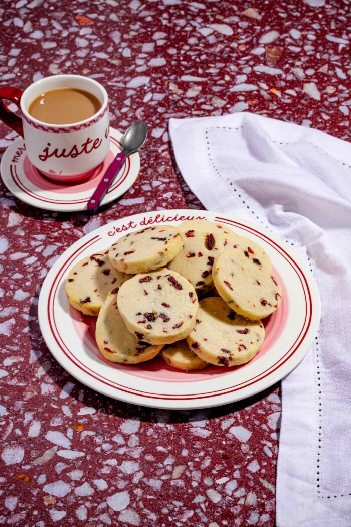 Biscuits aux canneberges sablés tranchés sur une assiette, parfaits pour les Fêtes