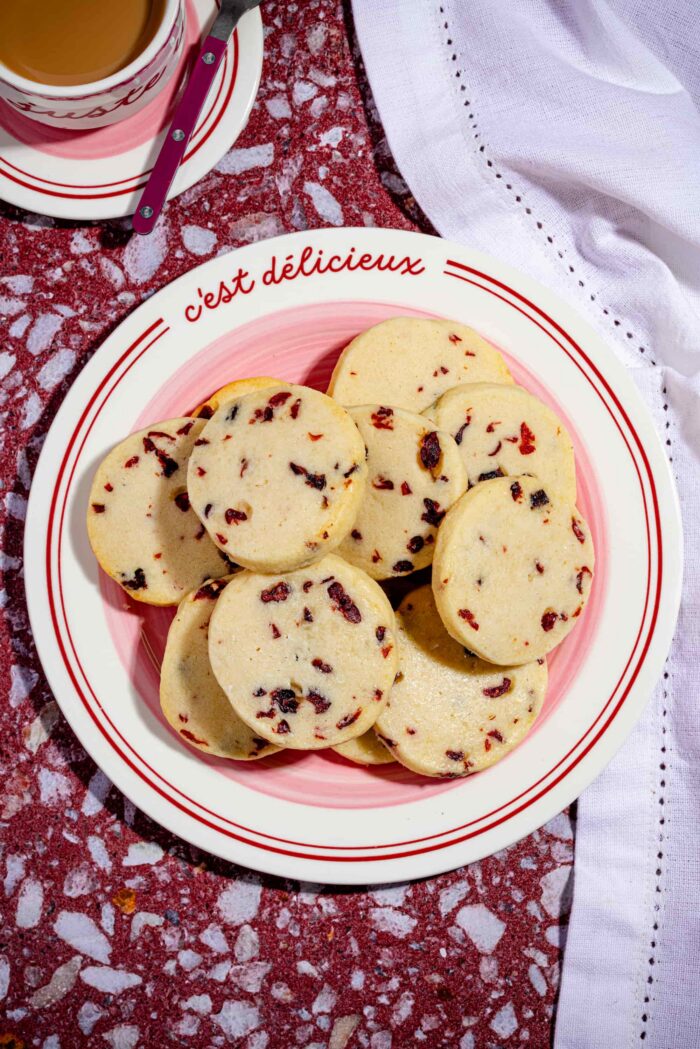 Biscuits aux canneberges sablés tranchés sur une assiette, parfaits pour les Fêtes
