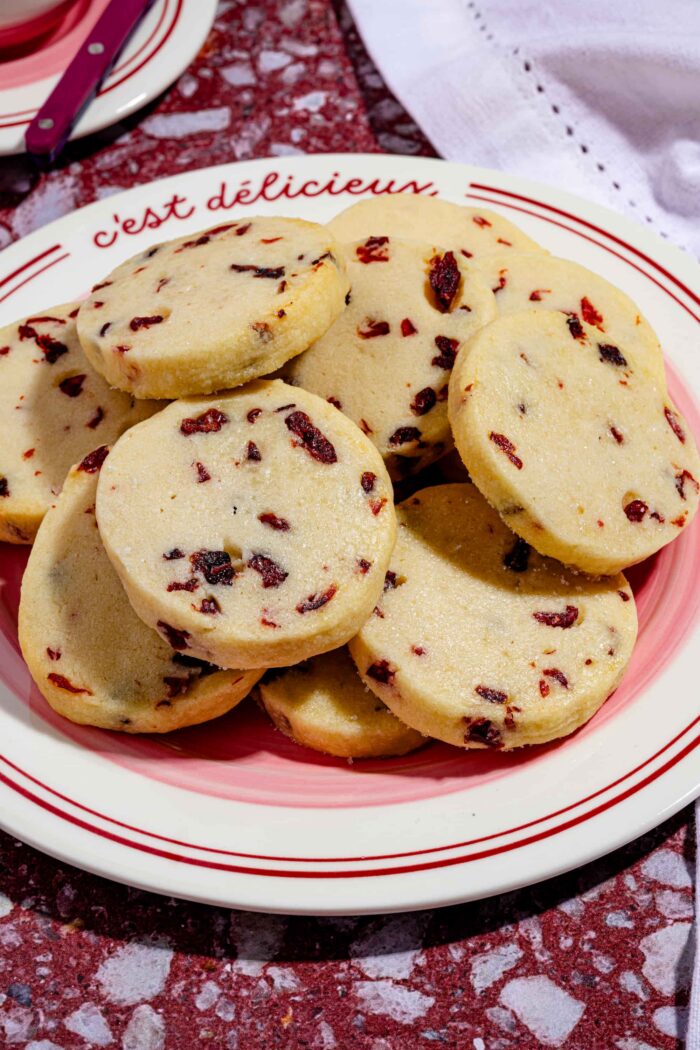 Biscuits aux canneberges sablés tranchés sur une assiette, parfaits pour les Fêtes